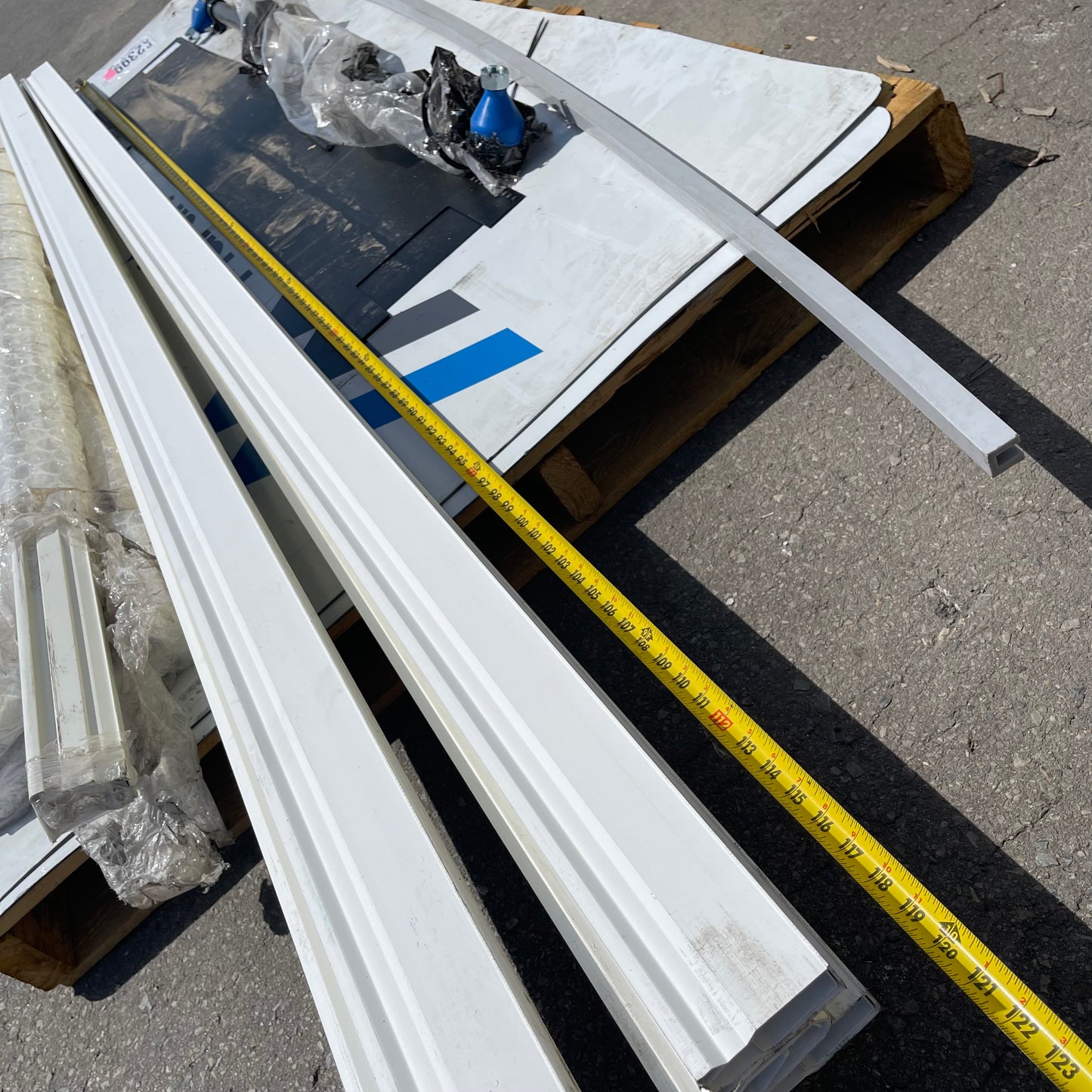 ZA@ Pallet of MIXED Blinds, Aluminum Signs, Trim, Cross Tube Assembly, & More! (AS-IS)