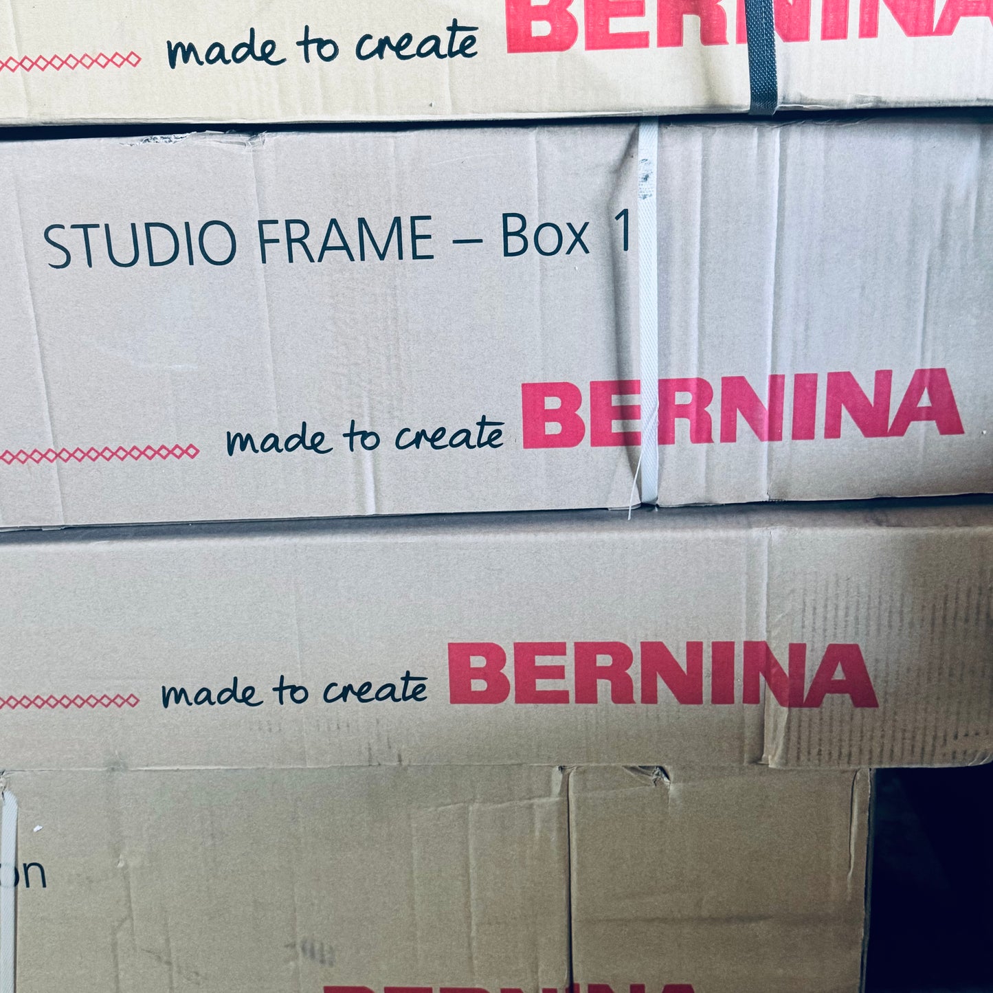 BERNINA Longarm Quilting Machine with Studio Frame 5/Boxes White Q16 PLUS