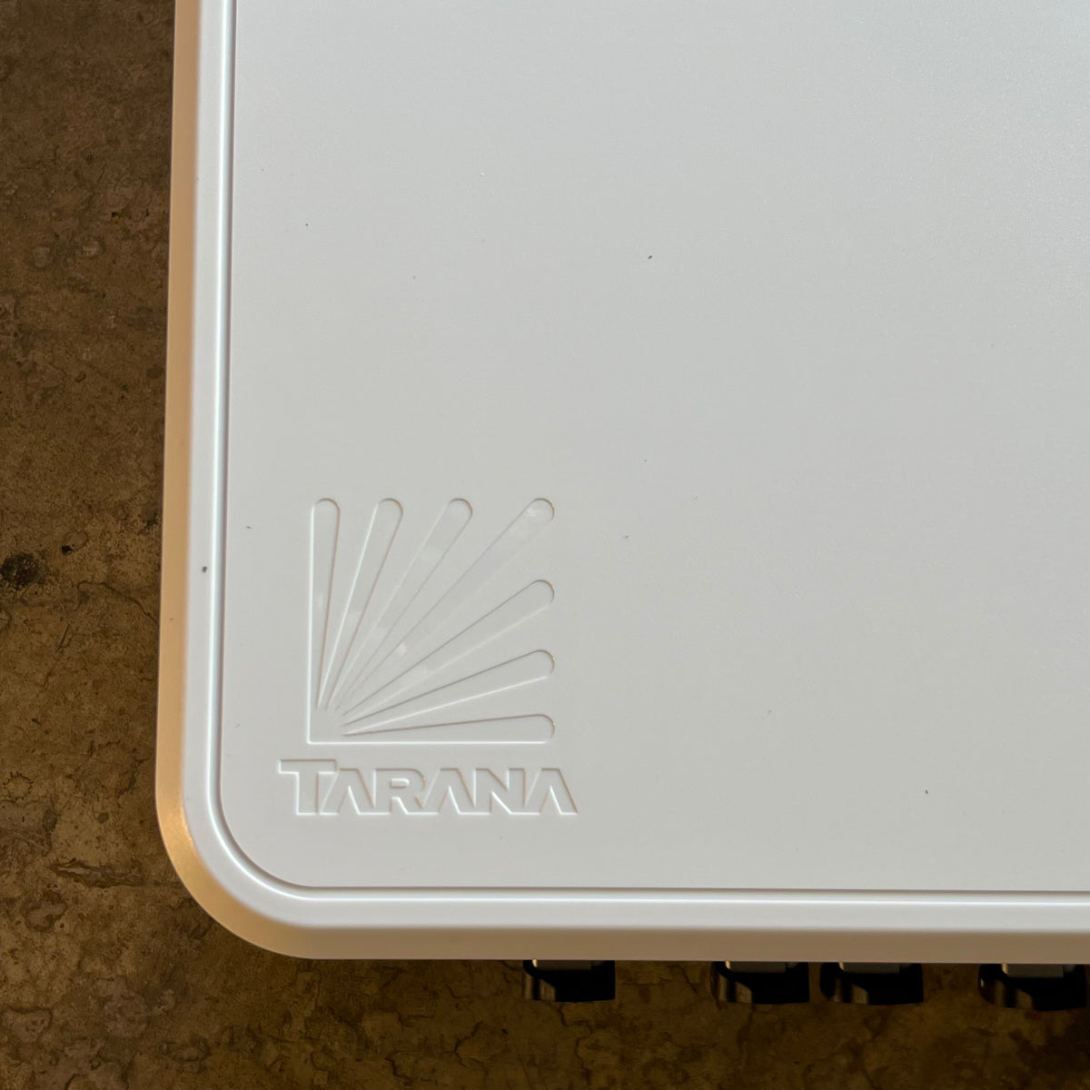 TARANA G2 Multiband 6 Ghz Base Node 24"L x 18.5"W White S196M2262000176