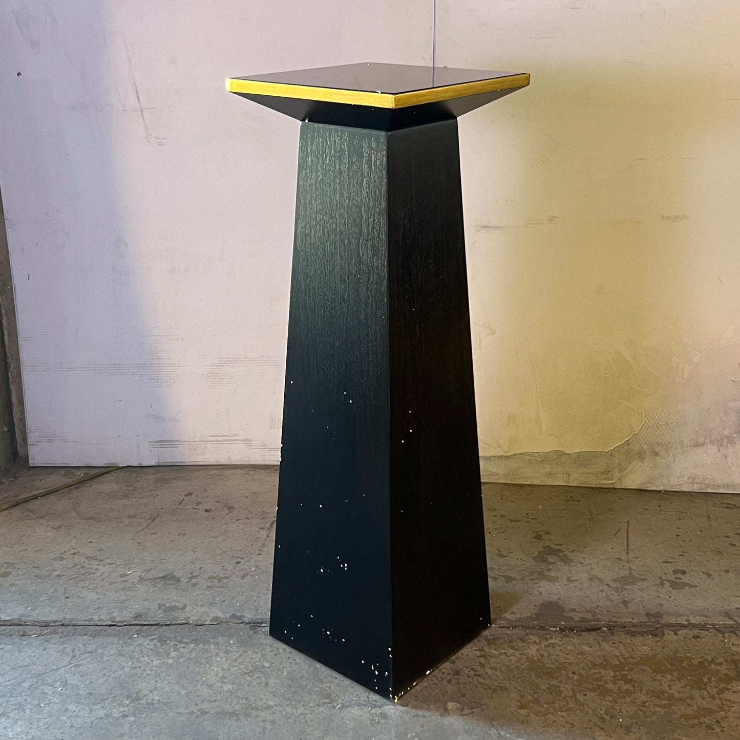 CHELSEA HOUSE Bradshaw Orrell High Top Pedestal 16"W X 16"L X 48"H Black & Antique Gold Leaf 385211 (New Other, Distressed Box)