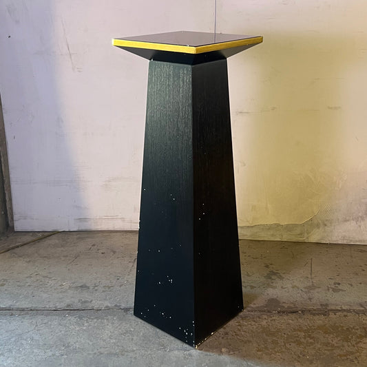 CHELSEA HOUSE Bradshaw Orrell High Top Pedestal 16"W X 16"L X 48"H Black & Antique Gold Leaf 385211 (New Other, Distressed Box)