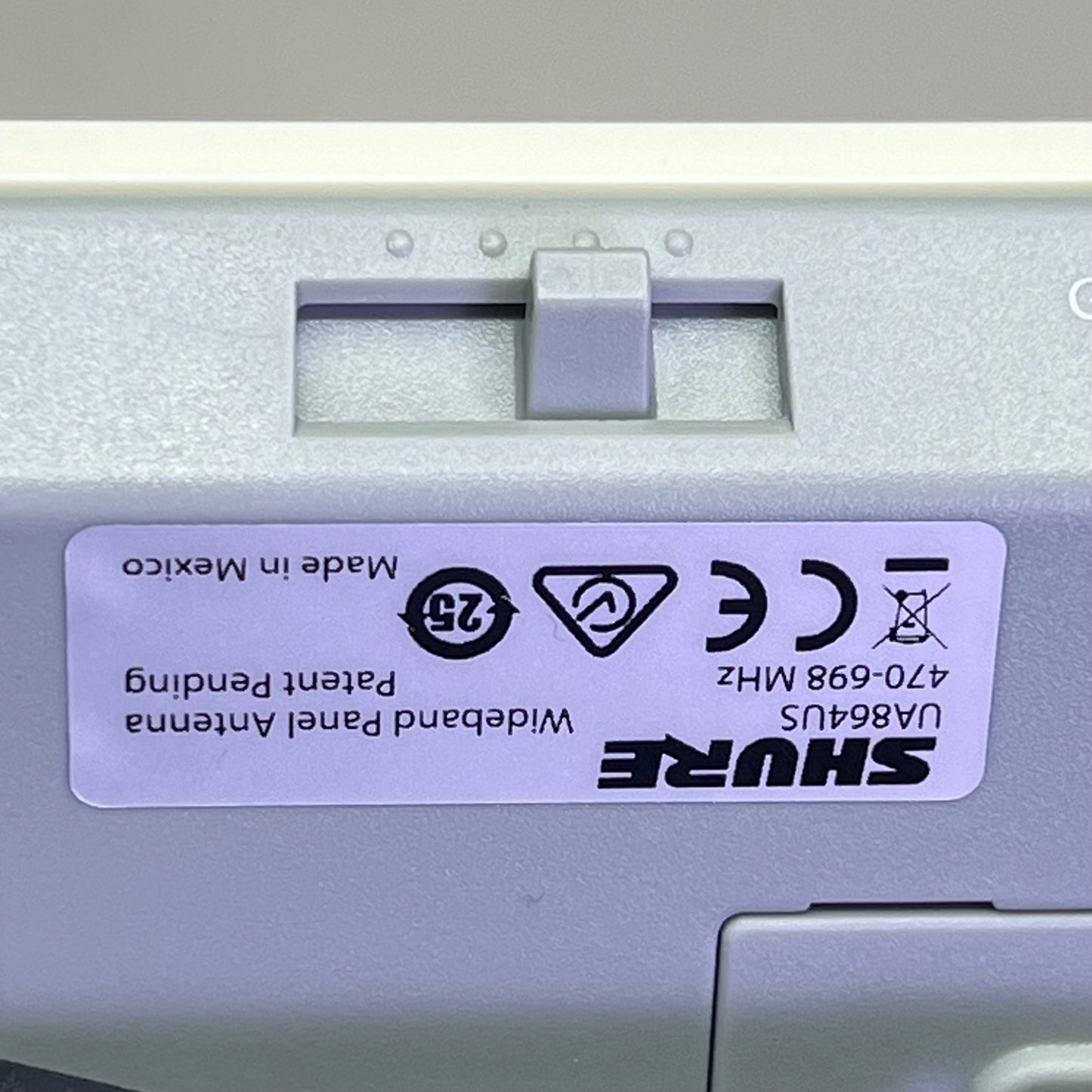 SHURE Wall-Mounted Wideband RF Coverage Panel Antenna 470-698 MHz White