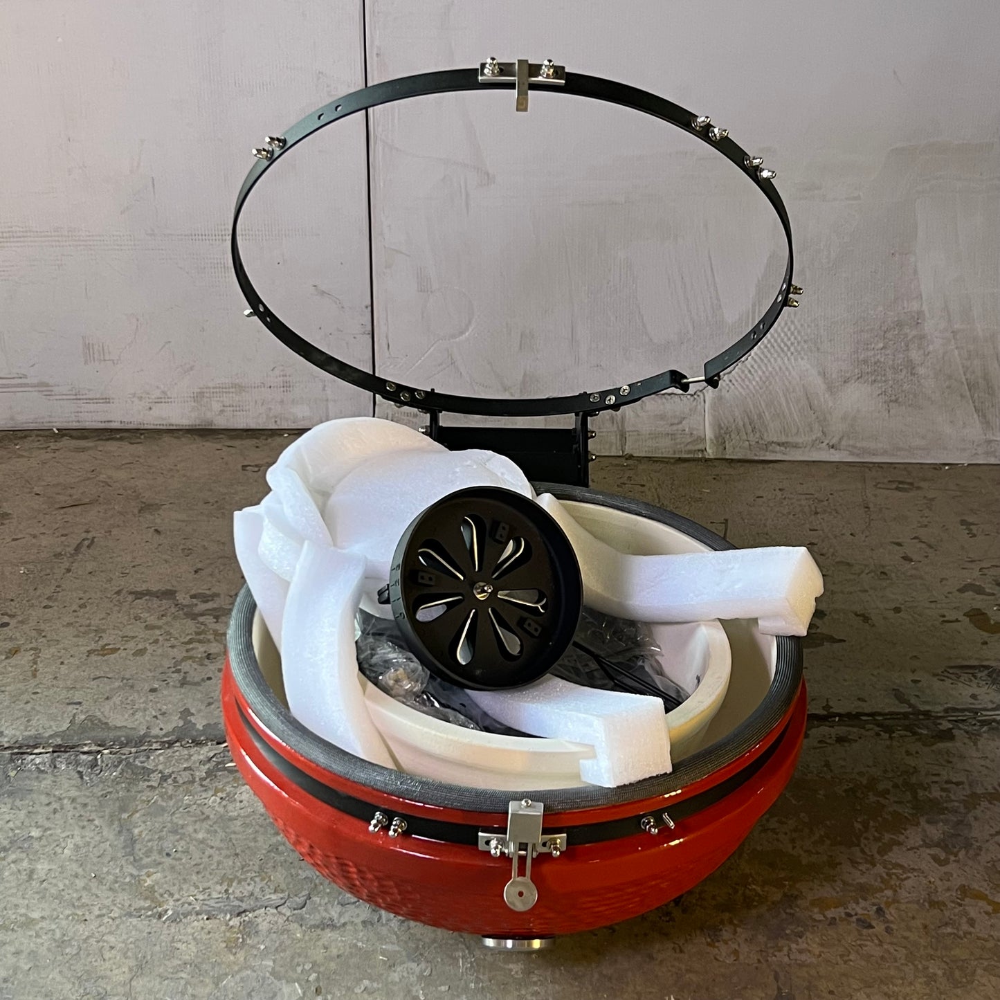 ZA@ Pallet of KALAMERA Ceramic Grill Sz 24" Kamado (AS-IS, Missing Lid)
