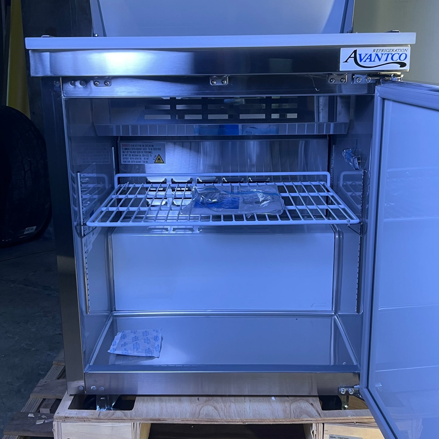 ZA@ AVANTCO 27" 1 Door Refrigerated Sandwich Prep Table 178APT27HC (New Other, Minor Damage)