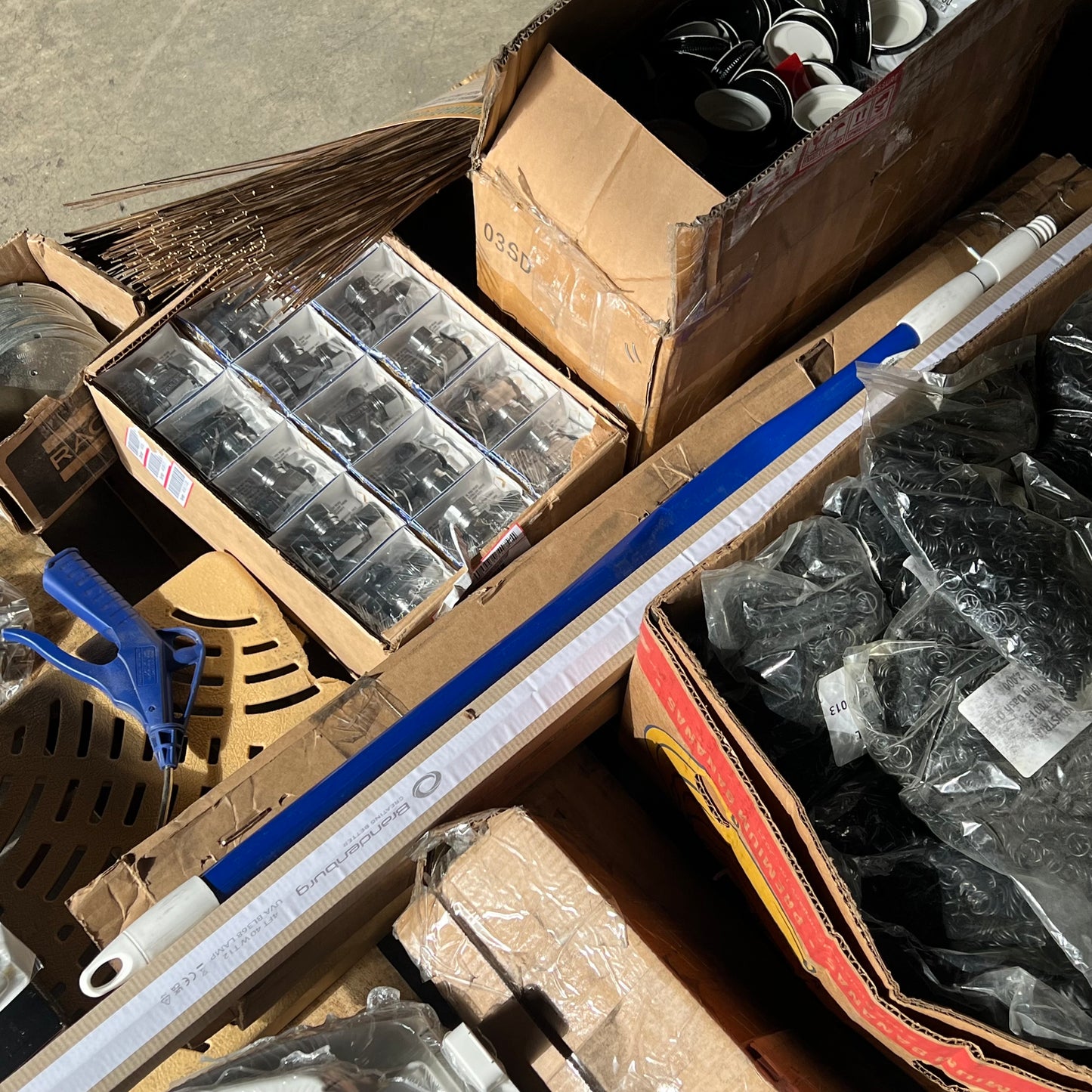 ZA@ Pallet of MIXED Plumbing Hardware, O-rings, Tattoo Tubes, Pool Step, Toilet Seats & More!!!! (AS-IS)