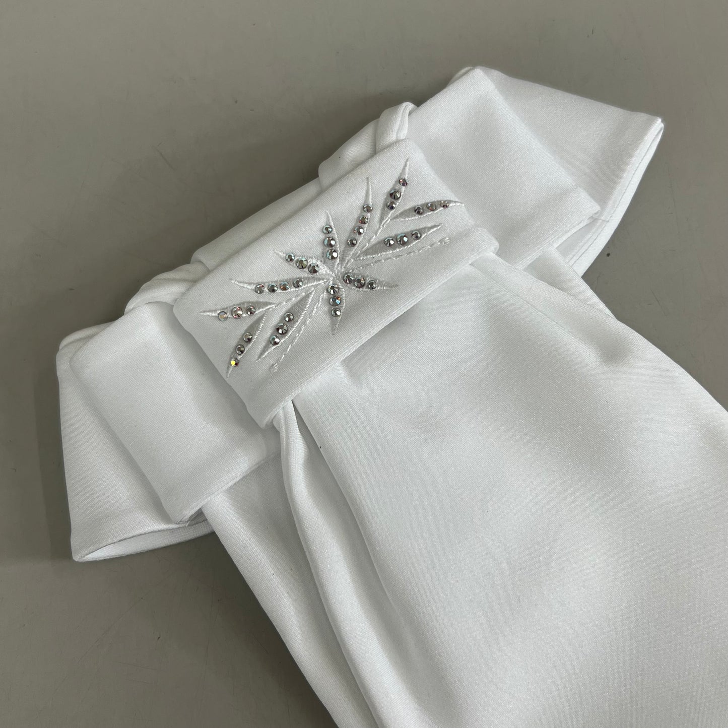 SAMSHIELD Plastron Flower Equestrian Riding Tie Women's Sz XS/S Holo White