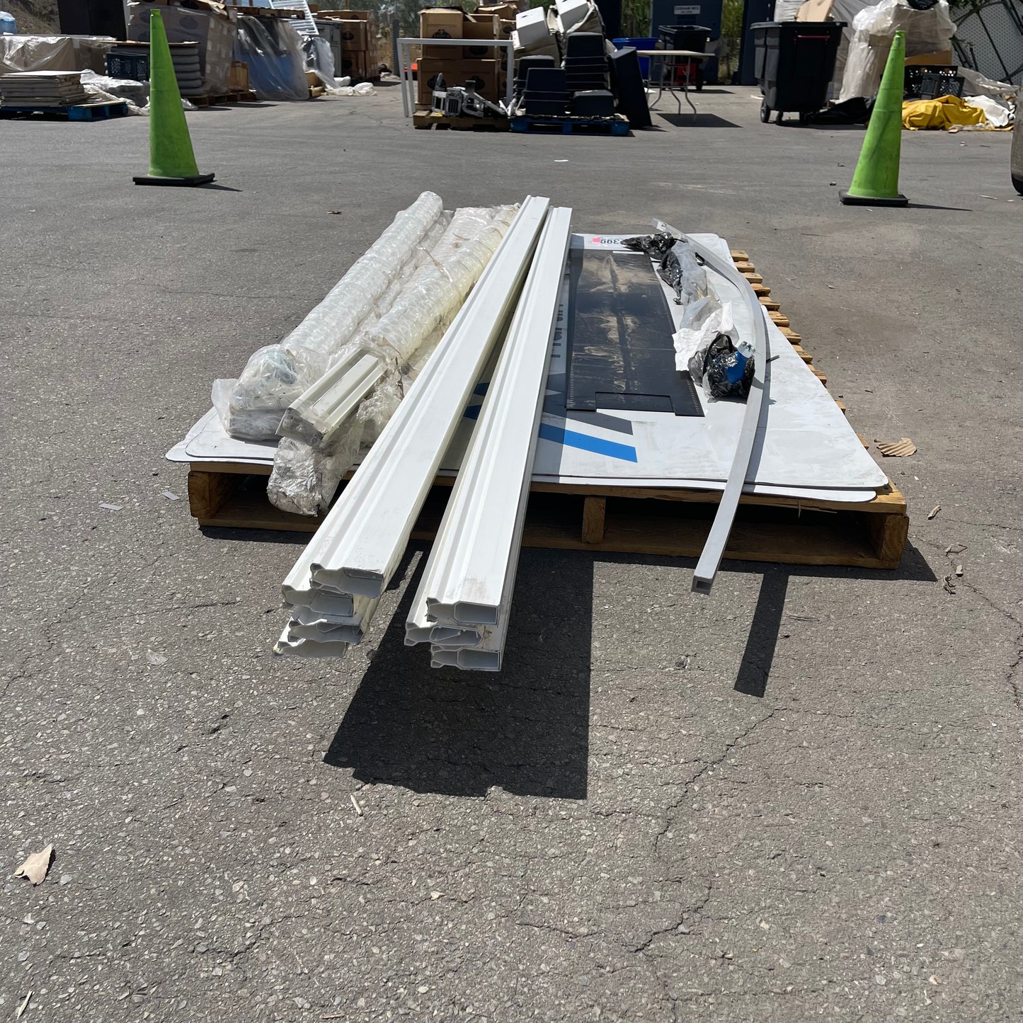 ZA@ Pallet of MIXED Blinds, Aluminum Signs, Trim, Cross Tube Assembly, & More! (AS-IS)
