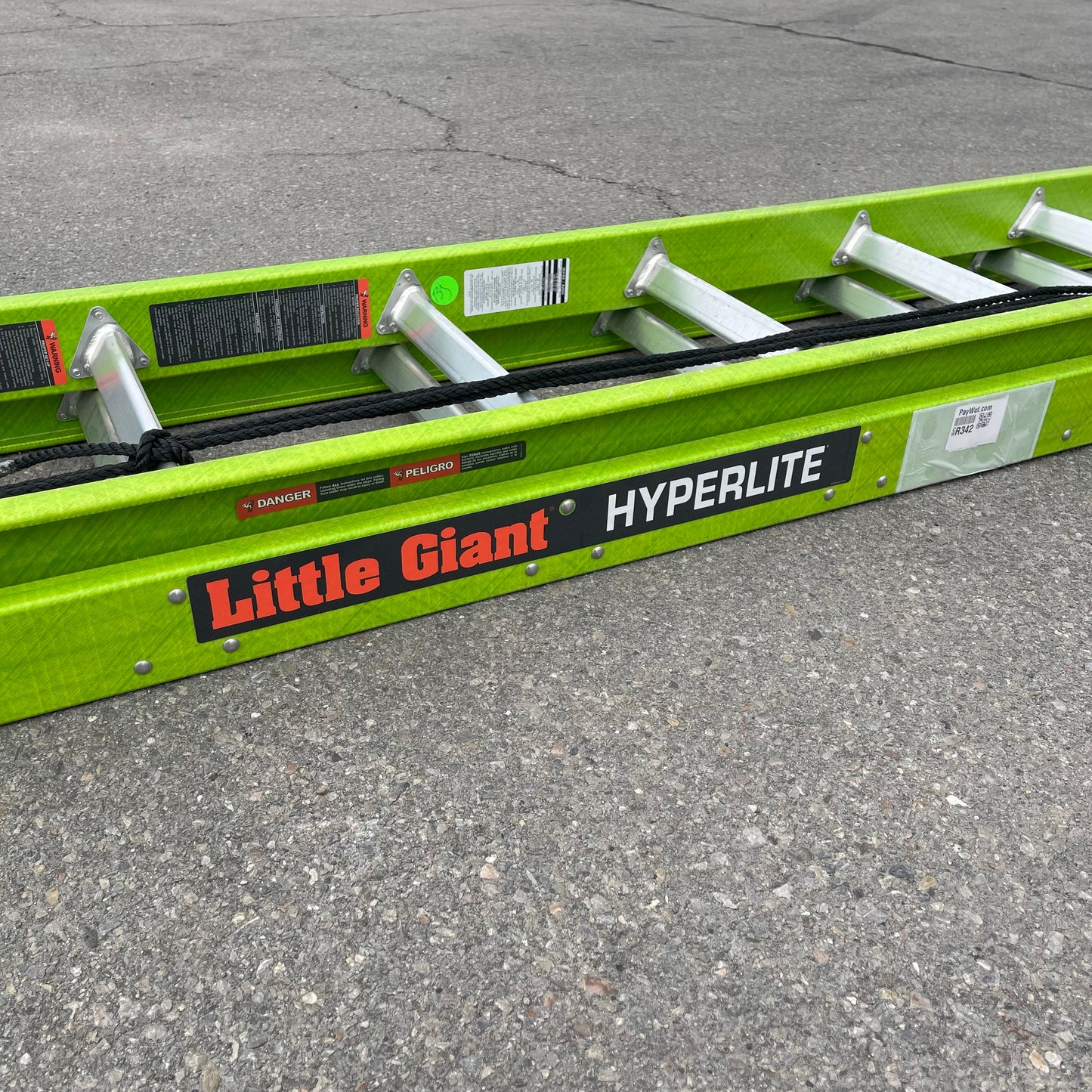 Z@ LITTLE GIANT Hyperlite Fiberglass Extension Ladder 24' 300 lb Load Cap 18724-186 (As-Is)