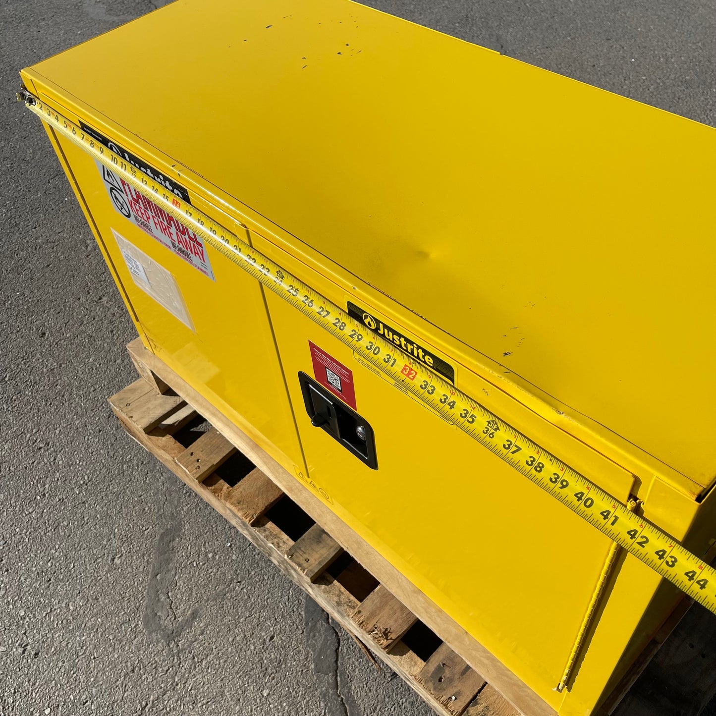 Z@ Pallet of JUSTRITE Sure-Grip EX Flammable Liquid Storage Cabinet 17 Gal Capacity 43"x24"x18" 891700