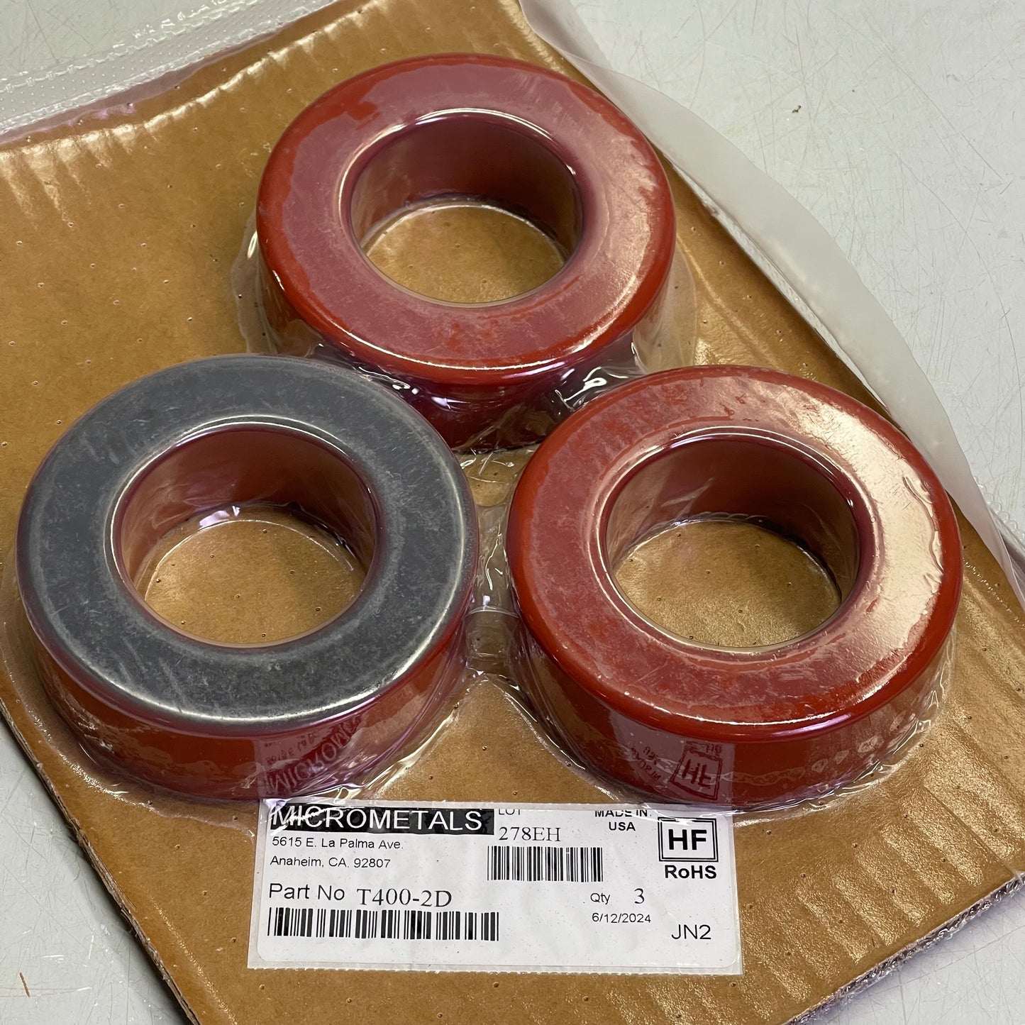 MICROMETALS Iron Powder Toroid Red & Black T400-2D