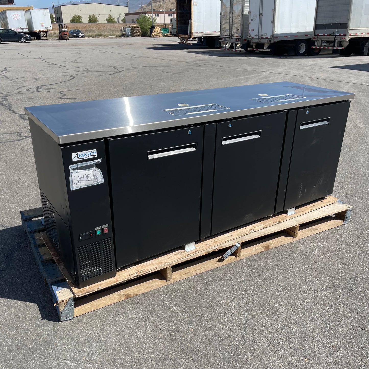 AVANTCO Keregator / Beer Dispenser 90”x36”x28” Black 178UDD4HC