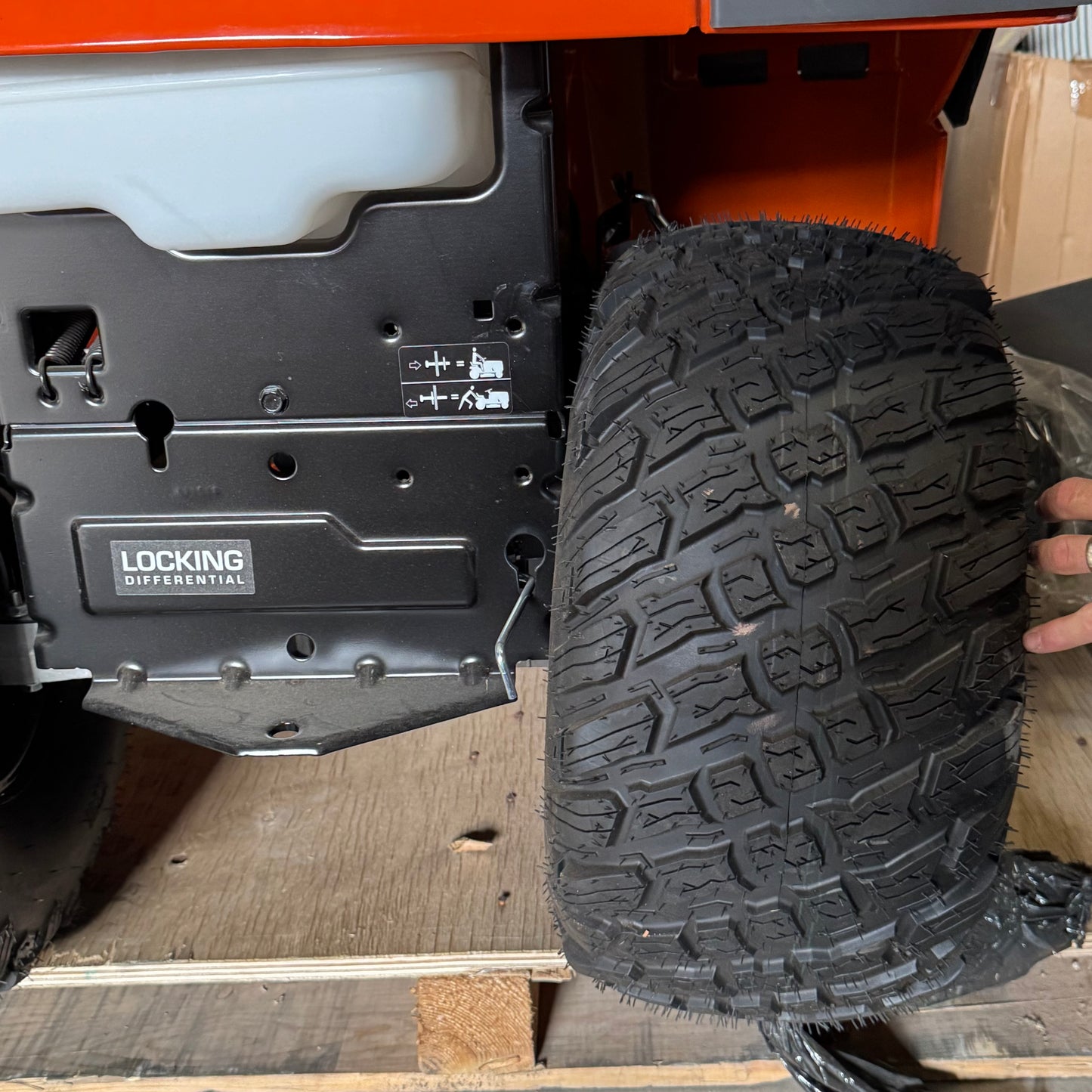 ZA@ HUSQVARNA (42") 23HP Kawasaki Lawn Tractor w/ Locking Differential TS275XD (New Damaged, Riding Lawn Mower with Bent Rear Wheel/Axle – For Repair)