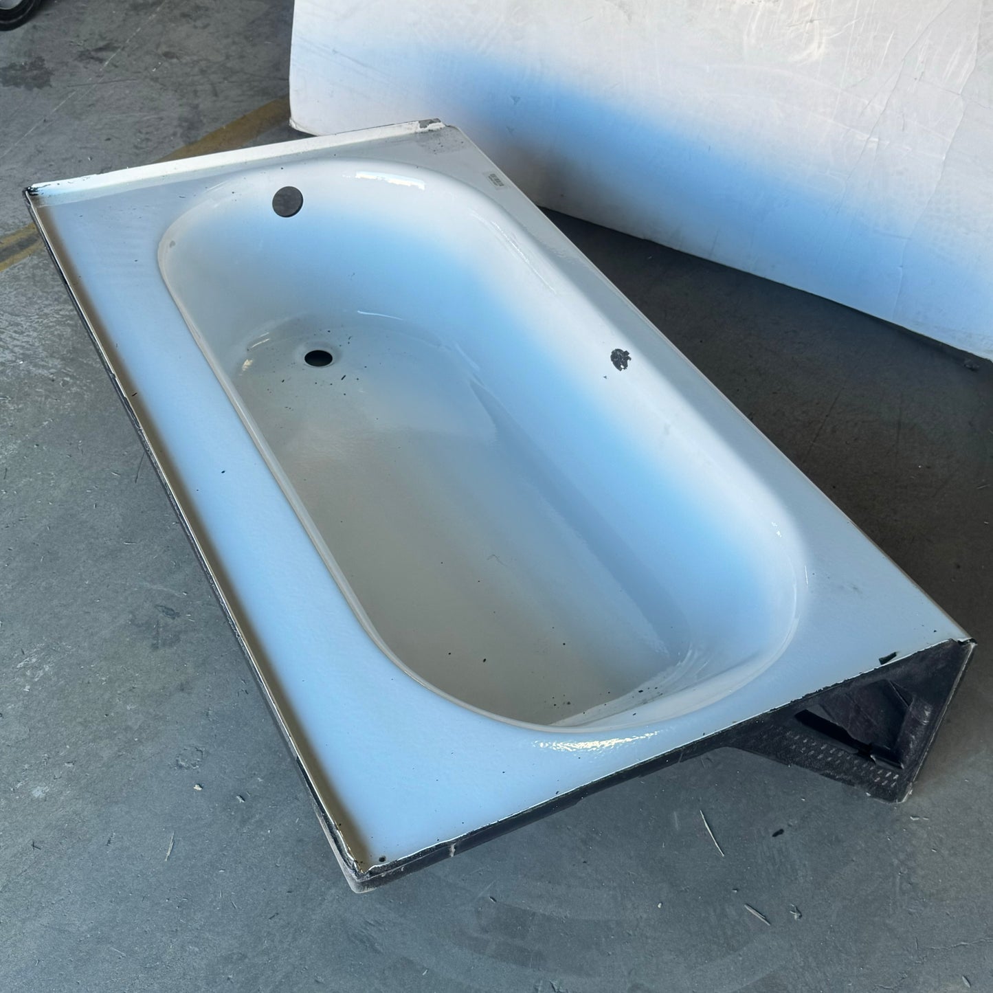 ZA@ AMERICAST STANDARD Tub Durable 3-Layered Design Sz 60”Lx34”Wx15”H (New Other)