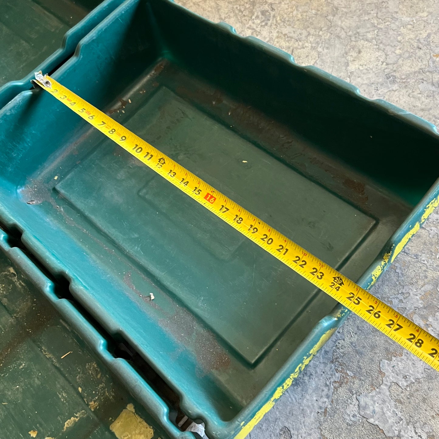 ZA@ Pallet of Green Plastic Containers Sz 18"W x 25"L x 5.5"H (AS-IS)