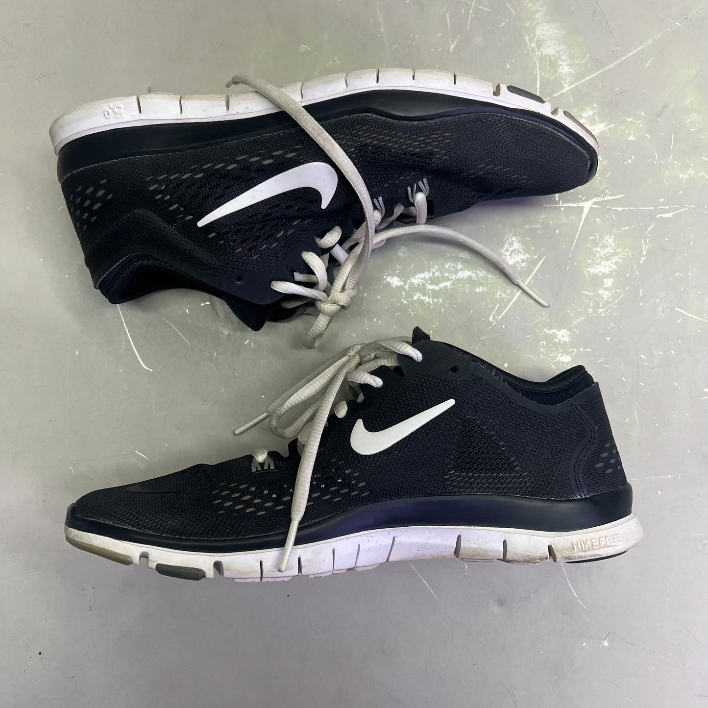 NIKE Free Tri Fit Cross Training Sneaker Women's Sz 7 Black/White (Pre-Owned)