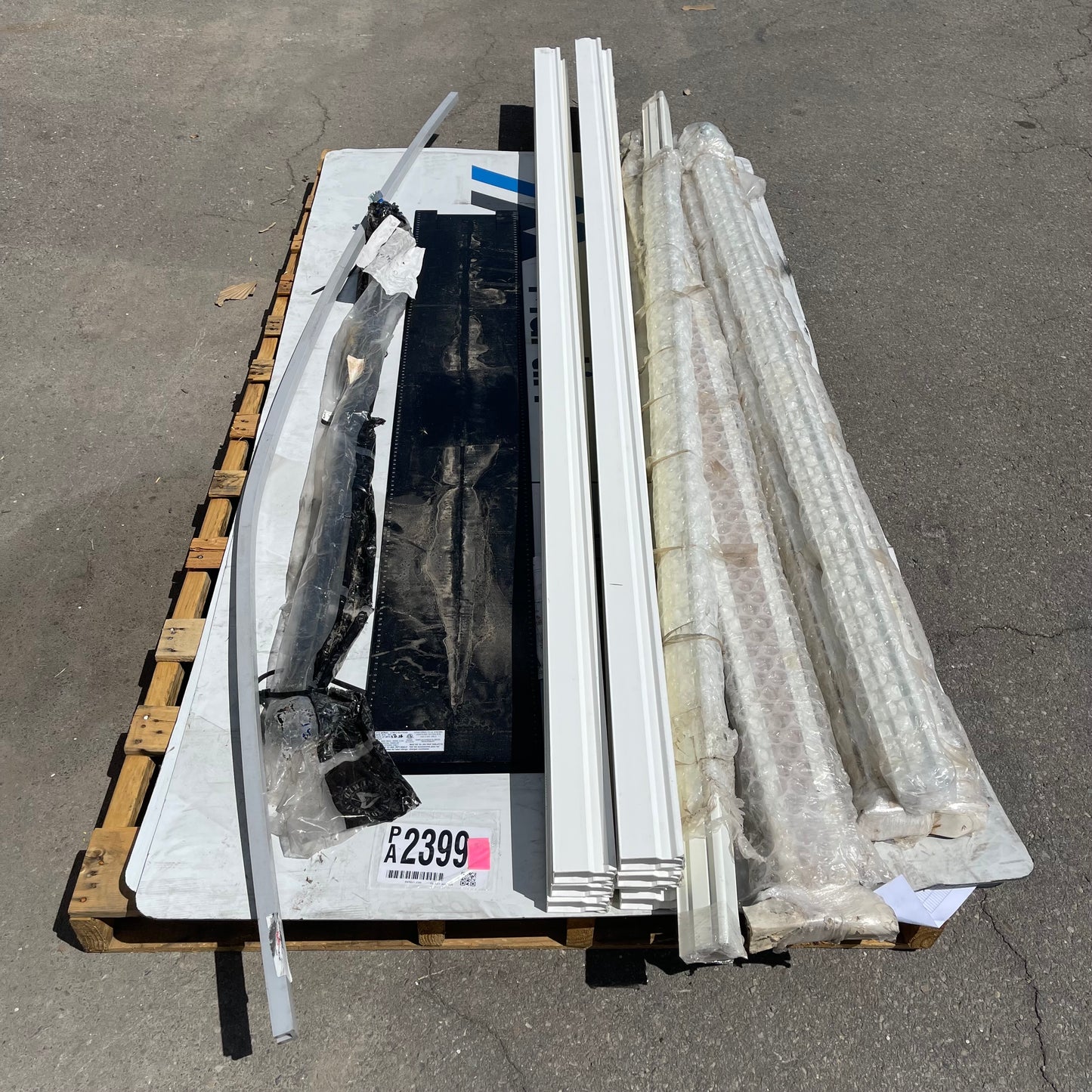 ZA@ Pallet of MIXED Blinds, Aluminum Signs, Trim, Cross Tube Assembly, & More! (AS-IS)