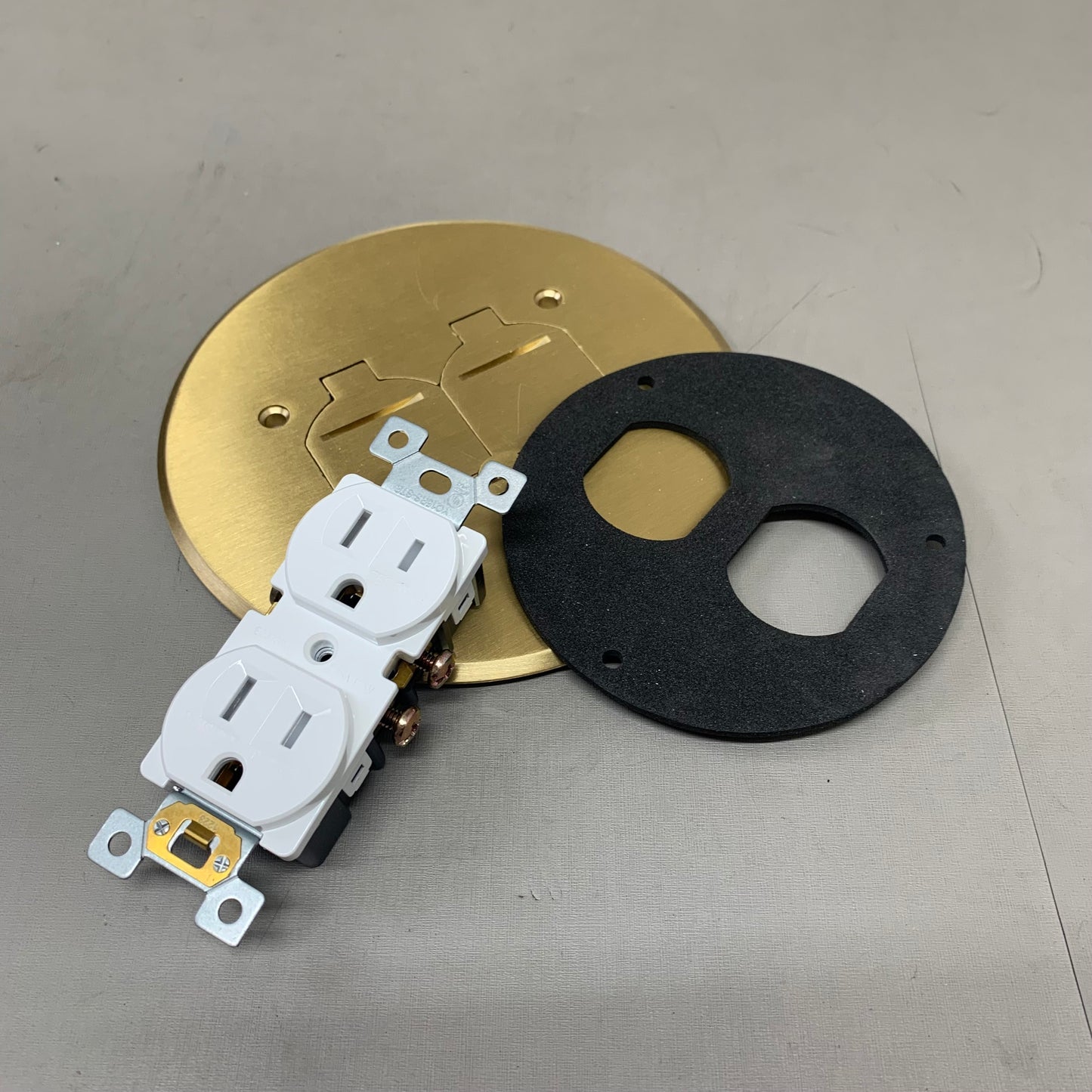 NEWHOUSE Low Profile Floor Box Cover Brass 8150BR