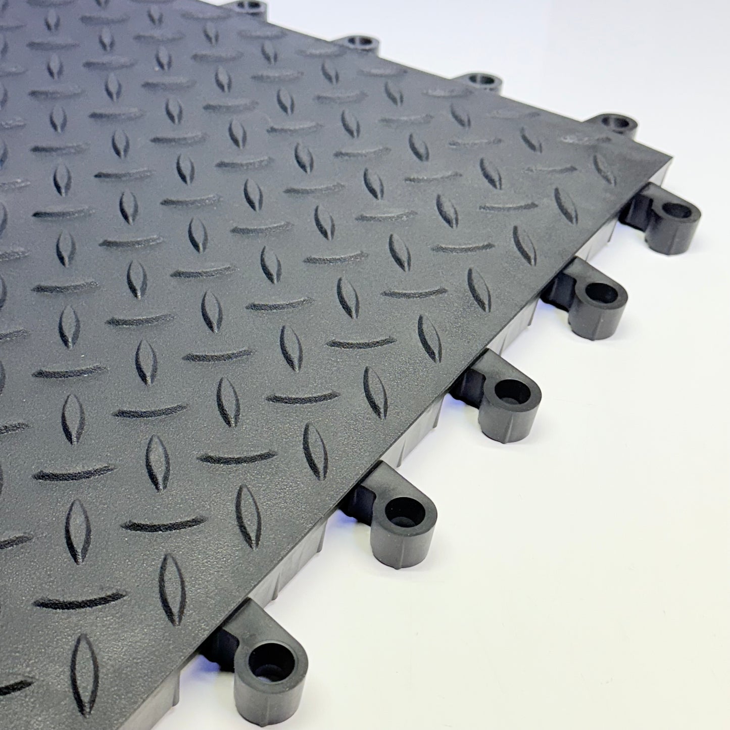 GLOBAL INDUSTRIAL Case Of 10 ErgoDeck Max Diamond-Plate Mat 7/8" 1.5' X 1.5'
