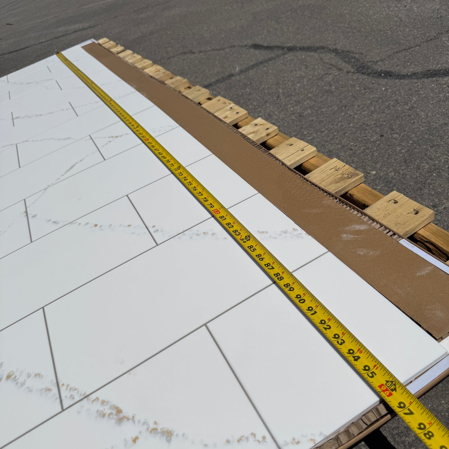 ZA@ Pallet of SAM MÜELLER Belair Solid Surface 2-Sided Shower Wall Kit (AS-IS)