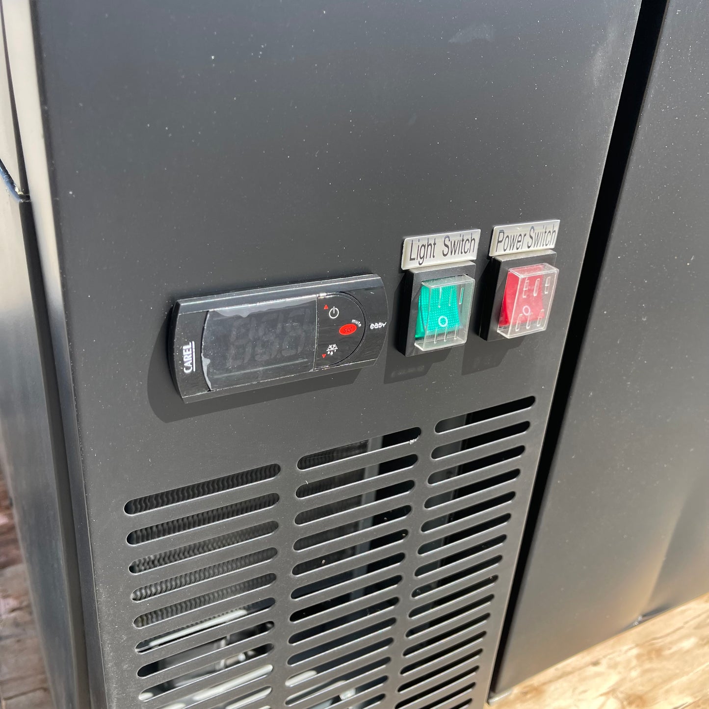 AVANTCO Keregator / Beer Dispenser 90”x36”x28” Black 178UDD4HC