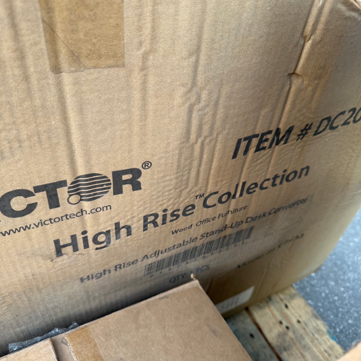 ZA@ Pallet of MIXED Rubber Trim, Plastic Pipes, Coveralls, Broken Putters, & MORE! (AS-IS)