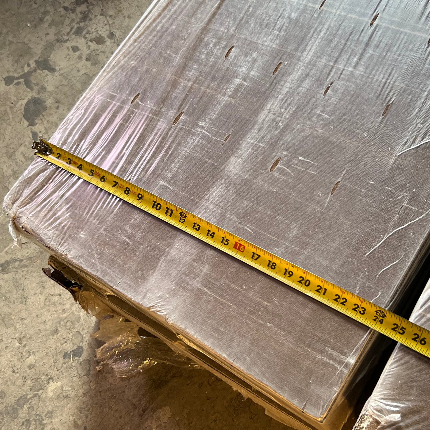 ZA@ Pallet of ARMSTRONG Ceiling Tile, Fine Fissured Angled Tegular Sz 24" x 48" x 5/8" 1733A (AS-IS, Damage)