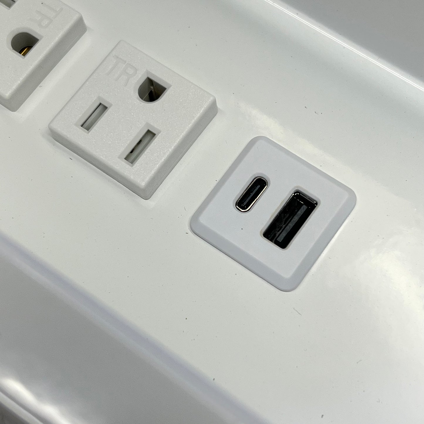 BRANCH In-Desk Power Outlets & Usb Powder Coated Steel  120V  13-11-00-00