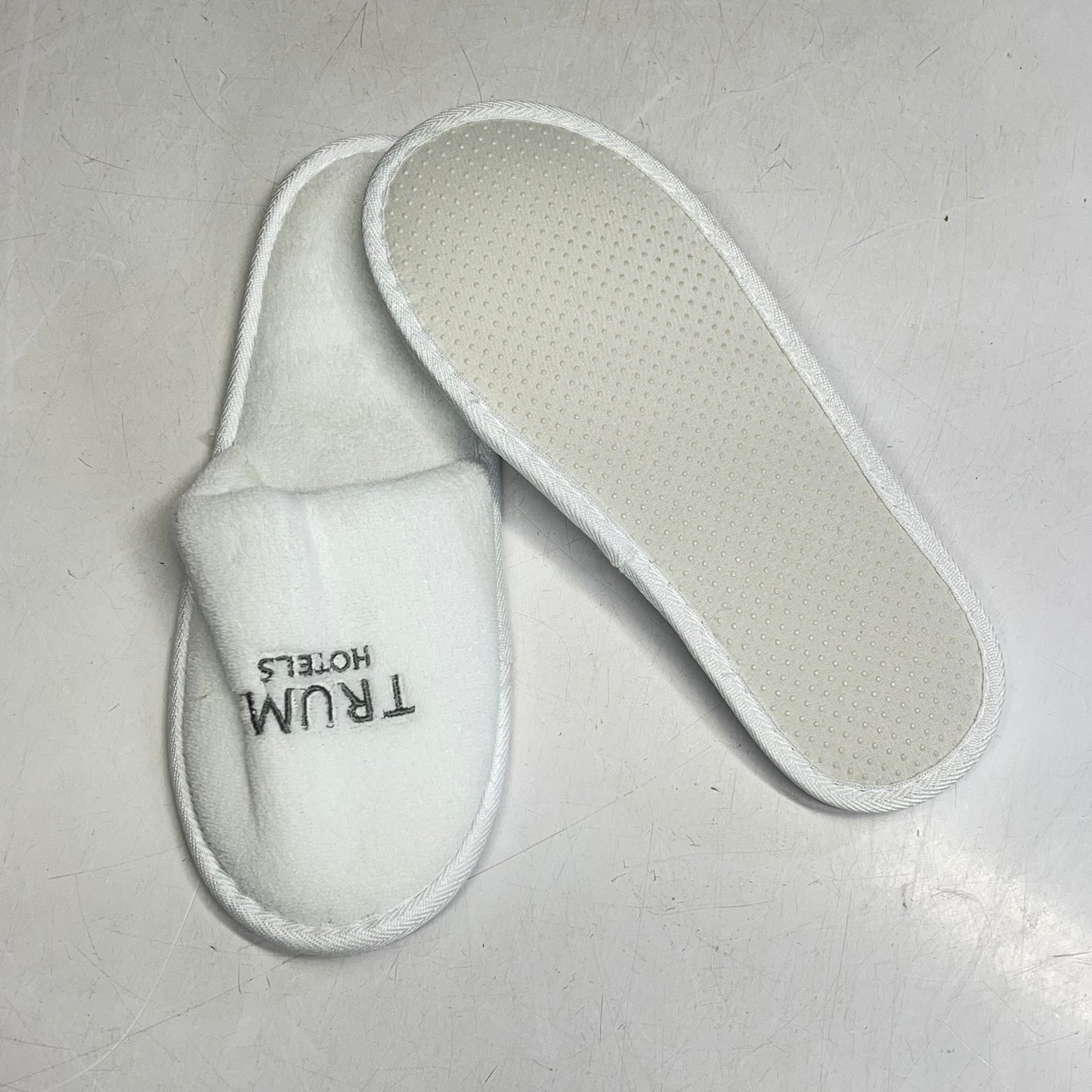 TRUMP STORE Embroidered Spa Slippers Men's Sz 12 Women's Sz 14  White/Silver