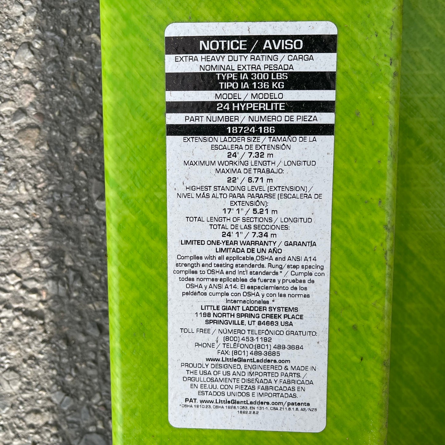 Z@ LITTLE GIANT Hyperlite Fiberglass Extension Ladder 24' 300 lb Load Cap 18724-186 (As-Is)