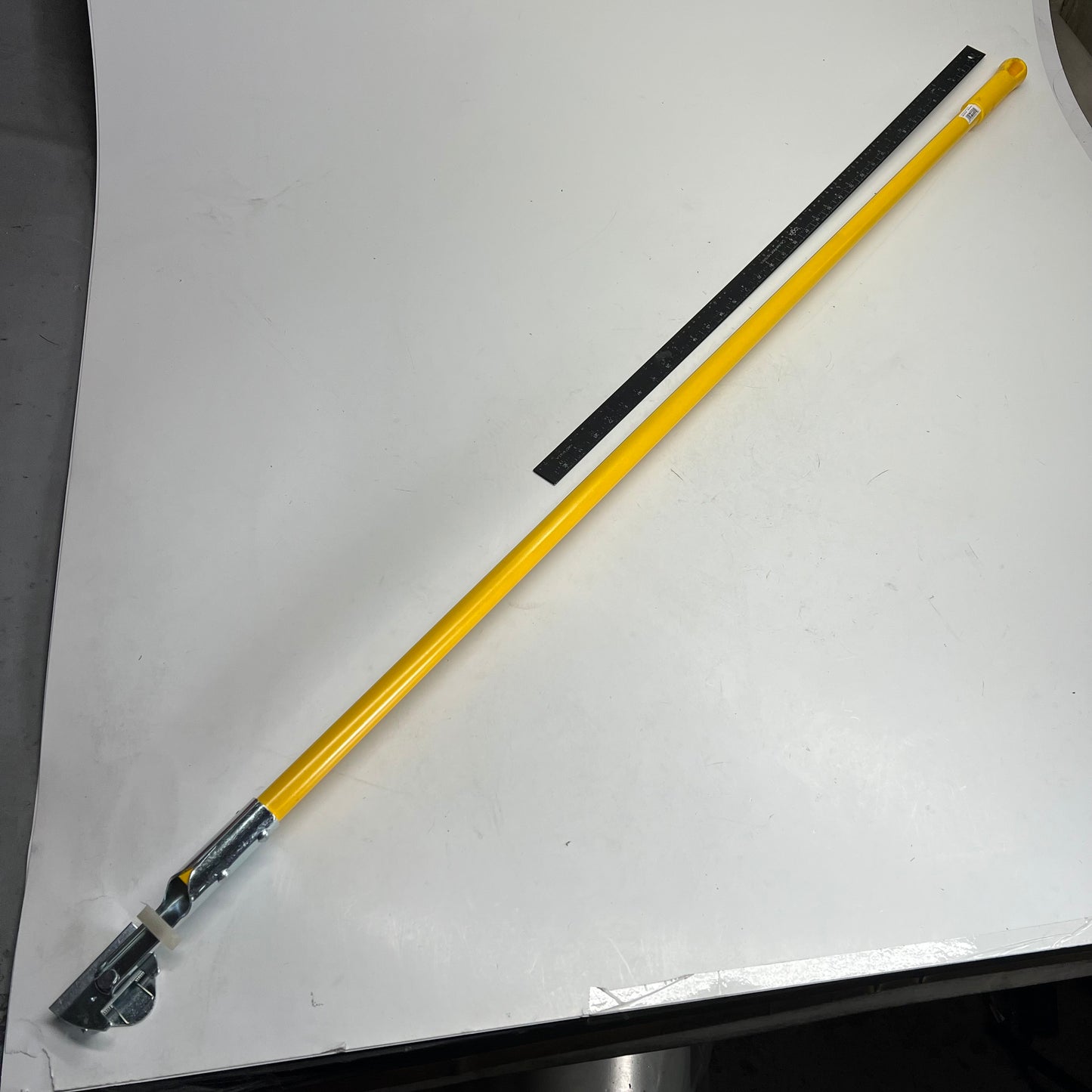 ZA@ CARLISLE  (2 PACK) Fiberglass Dust Mop Handle W/ Clip-on Connector 60" Yellow 362113EC04 (As-is)