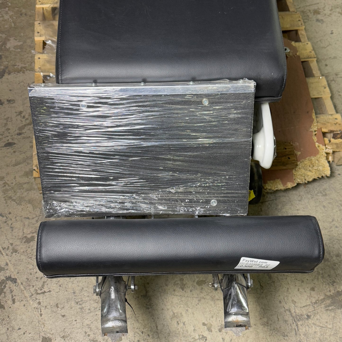 ZA@ THOMPSON 320 Zenith Chiropractic Table Manual Hylo Adjusting Sz 69.5”Lx17.5”Wx20”H, Black (AS-IS, Damaged Footrest)