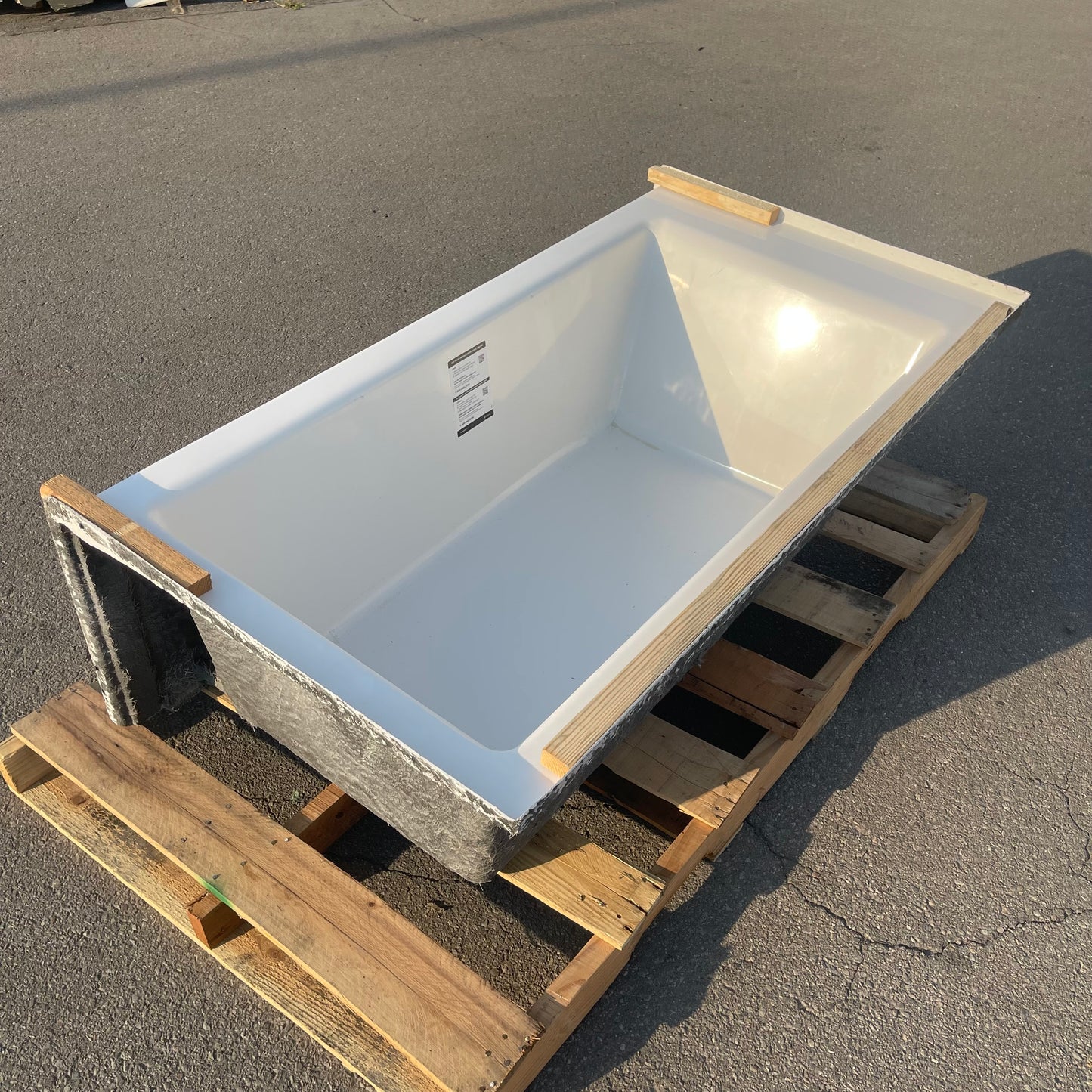 ZA@ Pallet of UNBRANDED Prism Acrylic Alcove Left-hand Bathtub 60” White (AS-IS)