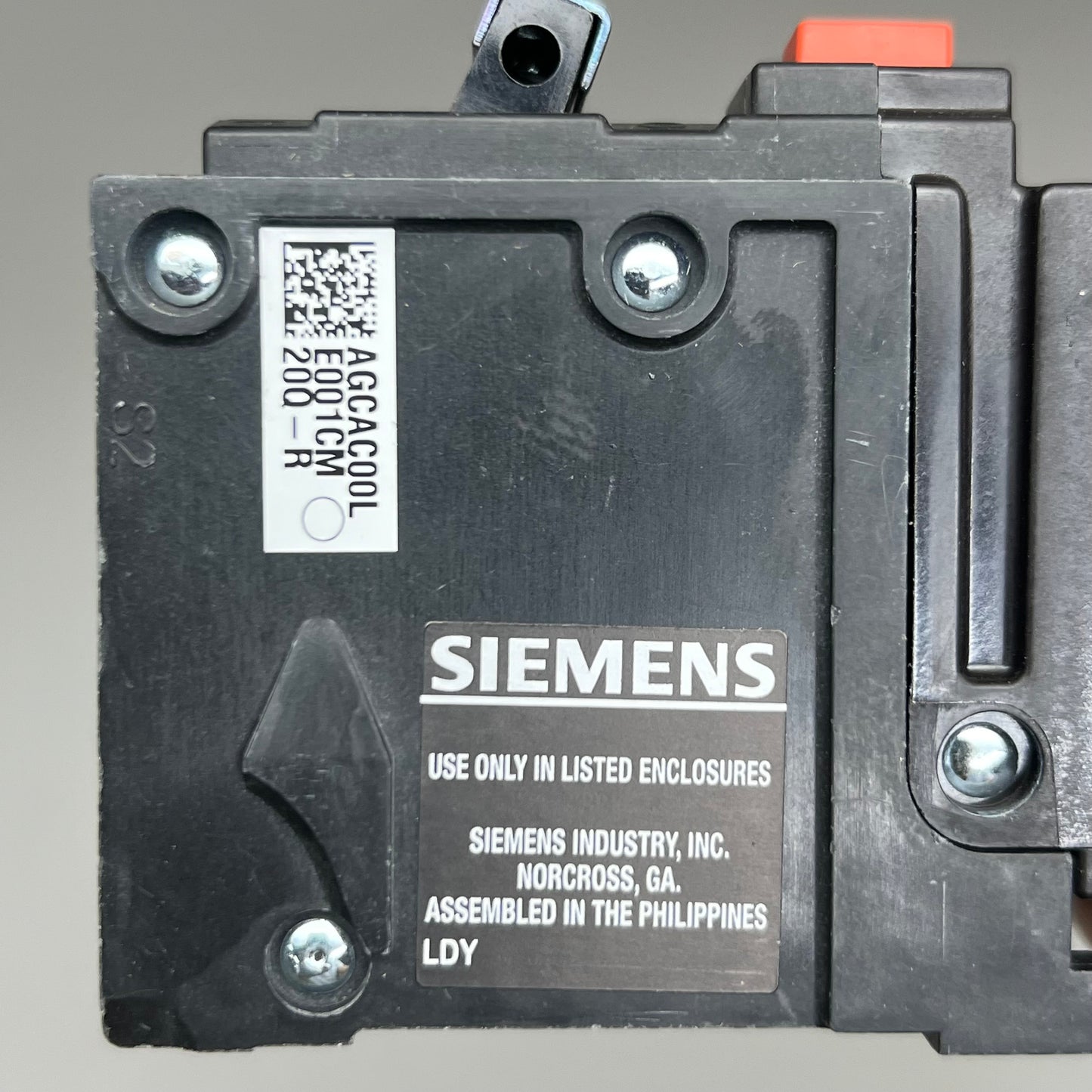 SIEMENS 20A Circuit Breaker w/ Equipment Ground Fault Protection 20A-120/240V QE220