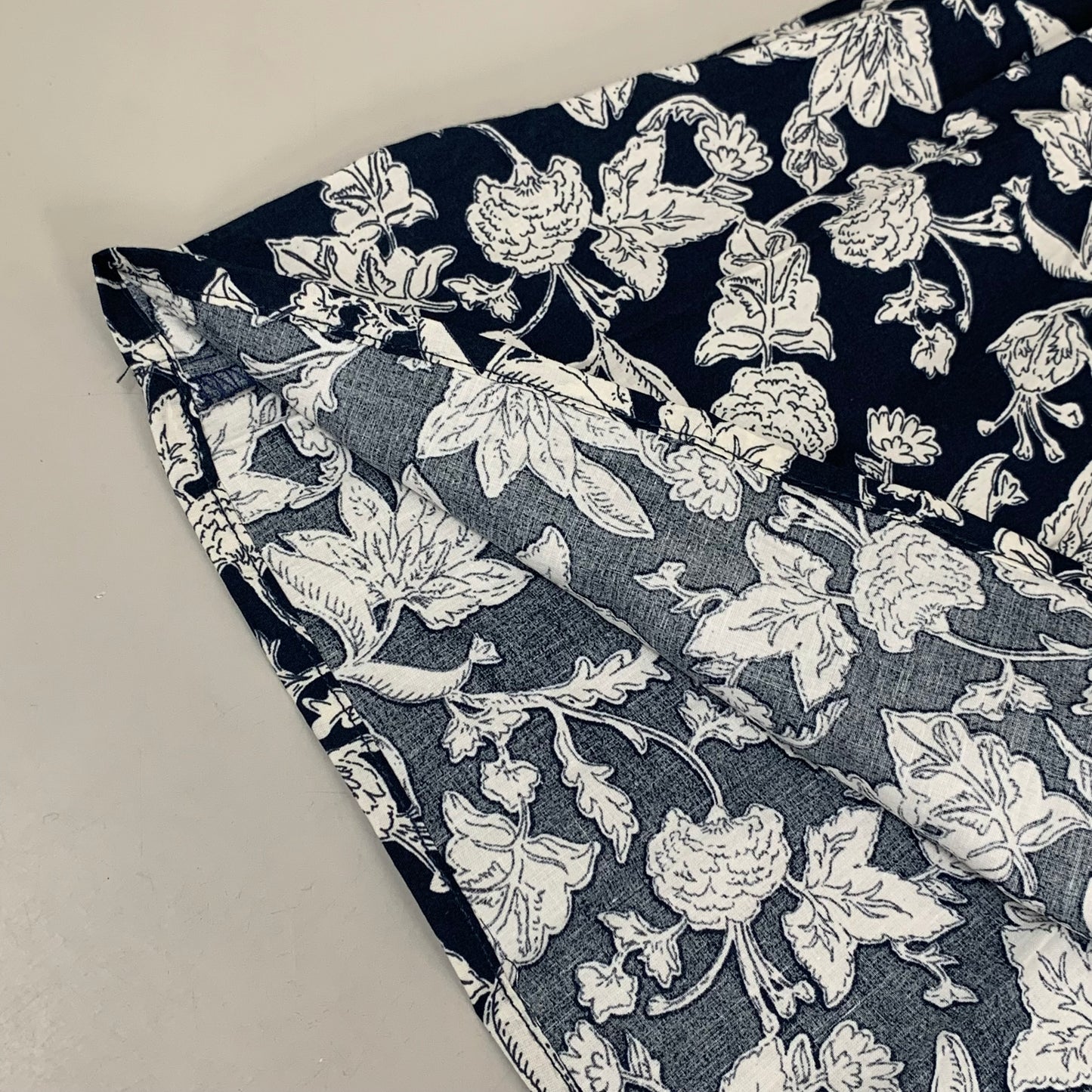 ENTRO Floral Pattern Ruffle Blouse Women's Sz S Navy/White T25612