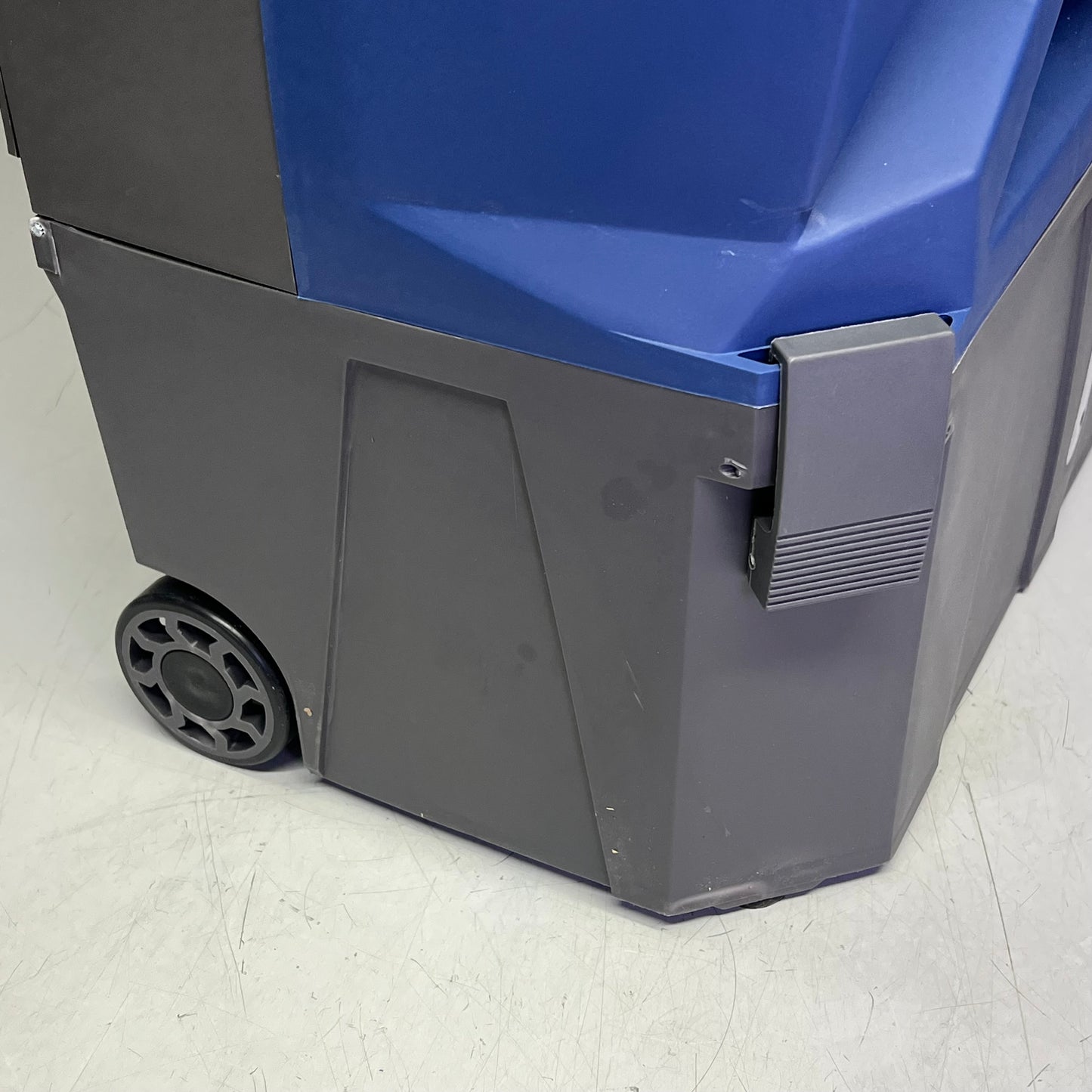 HESSAIRE Portable Evaporative Cooler 1,300 CFM Airflow 500 sq ft Cooling M100-B