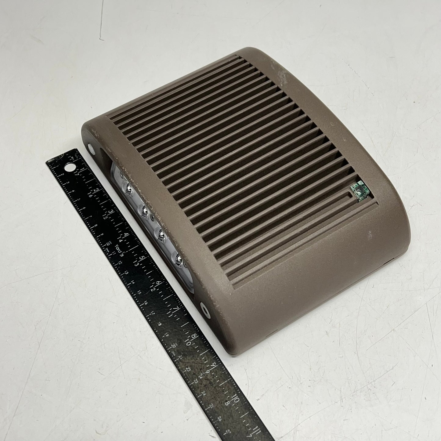 HUBBELL LIGHTING Led Wall Pack w/ Emergency Battery Backup 1500 Lumens Brown