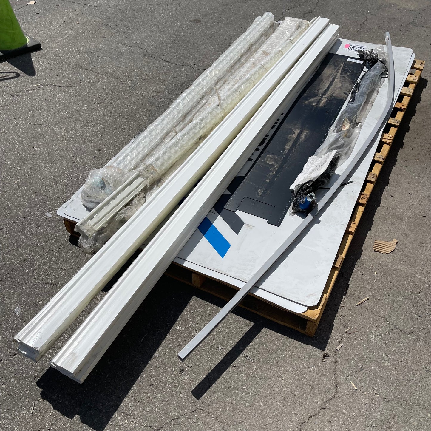 ZA@ Pallet of MIXED Blinds, Aluminum Signs, Trim, Cross Tube Assembly, & More! (AS-IS)