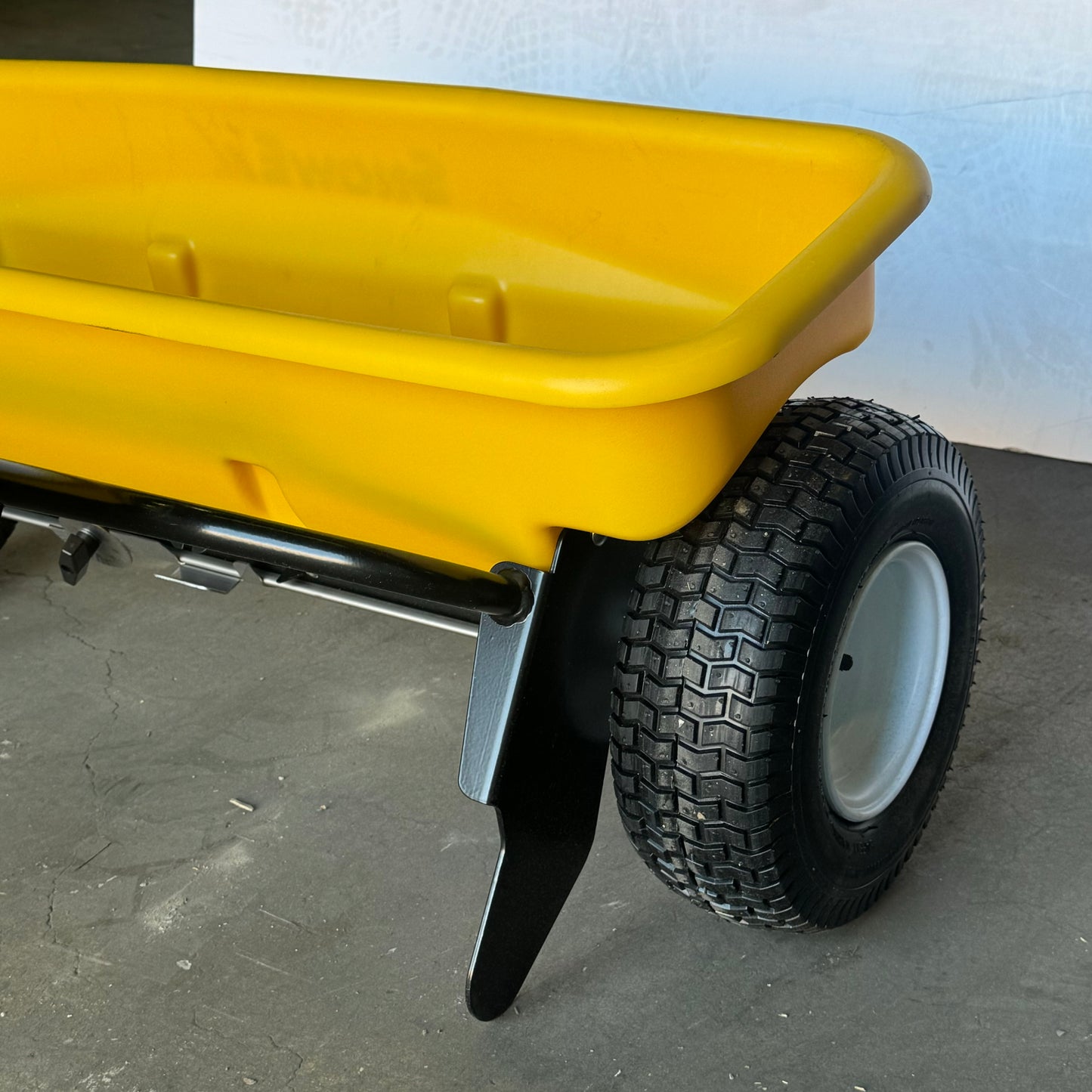 SNOWEX Walk-Behind Drop Spreader SD-95 52”Hx39 1/2”Lx13”W Yellow and Black