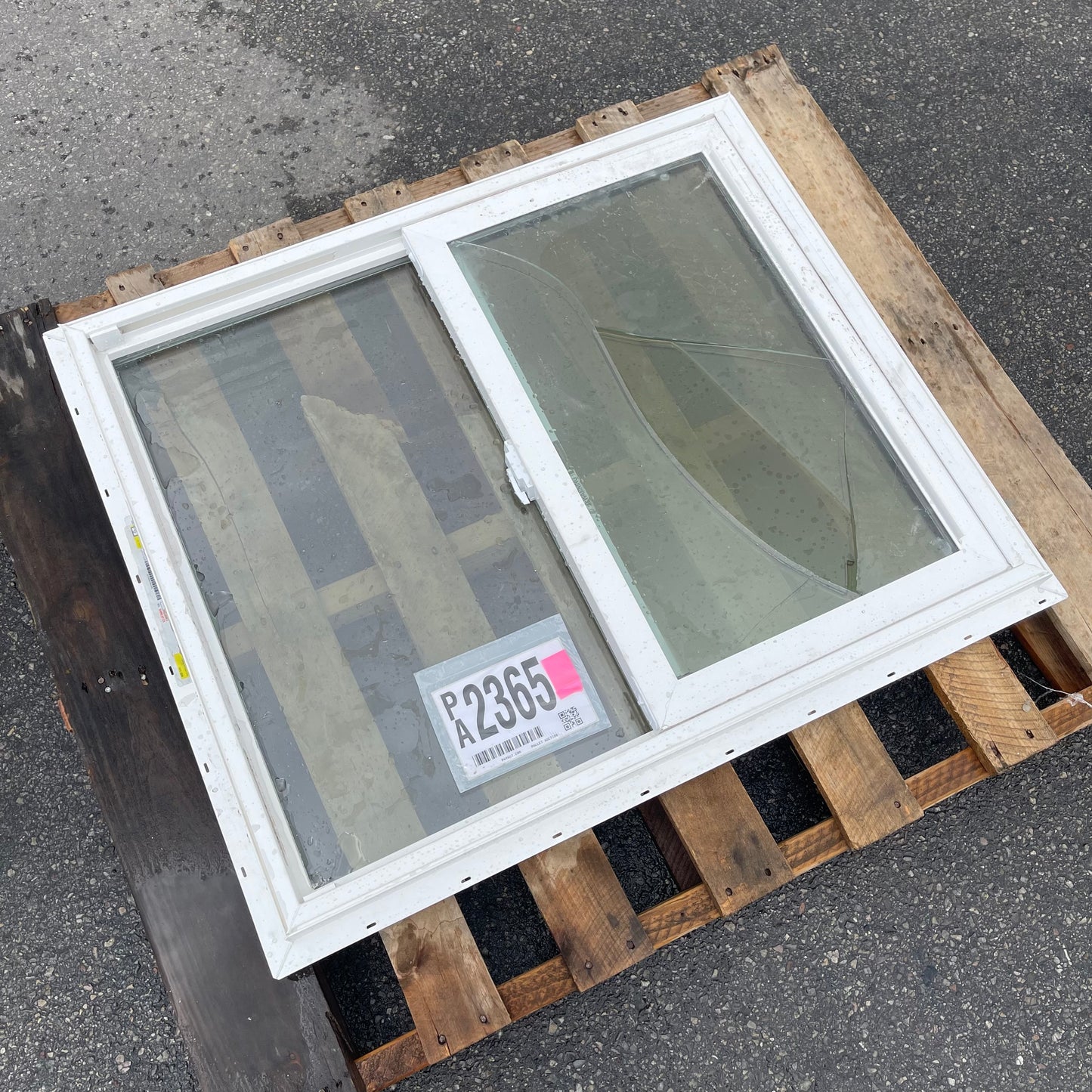 ZA@ Pallet of JELD-WEN Sliding Window w/ Screen 30”x37” (AS-IS, Broken Panel)