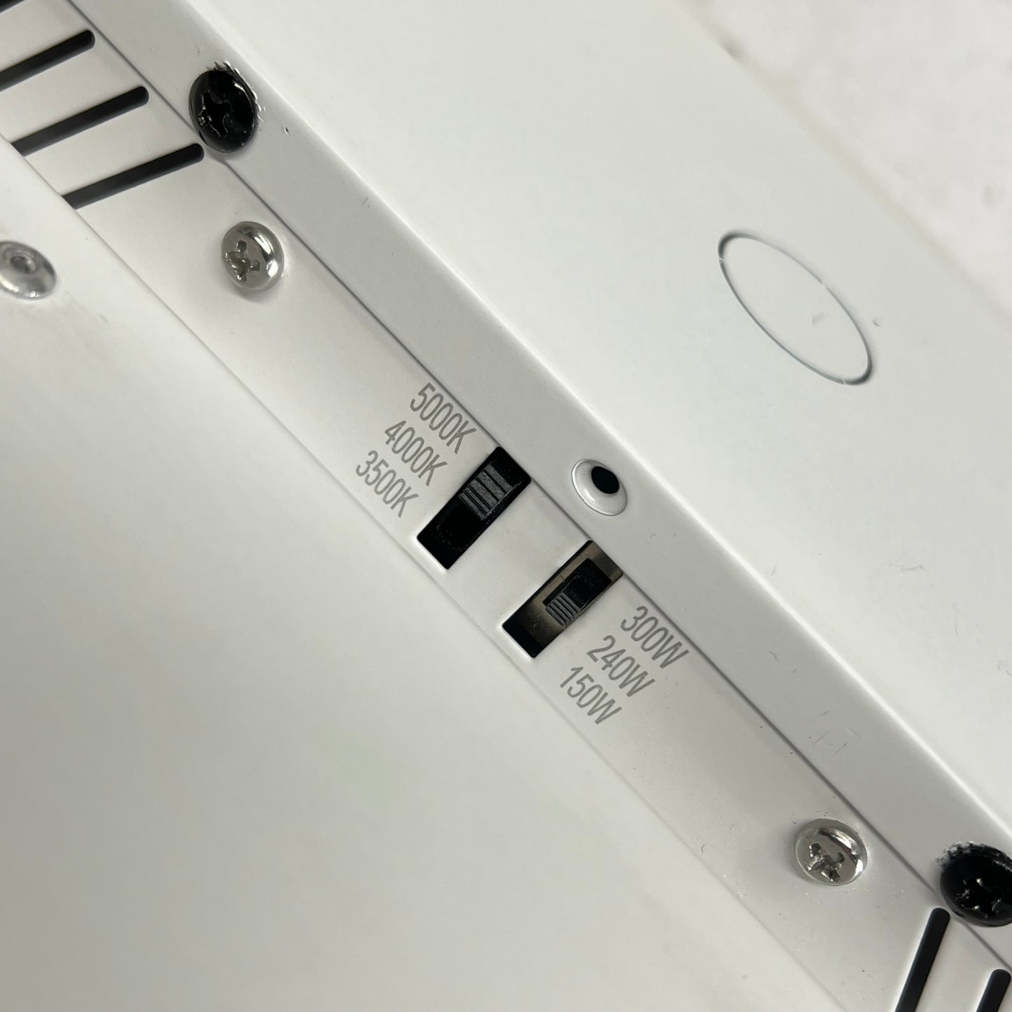 HBL Bay Linear W/ Z10 Control-ready 120-277V White HBL/300S/44FR/8CS-Z10