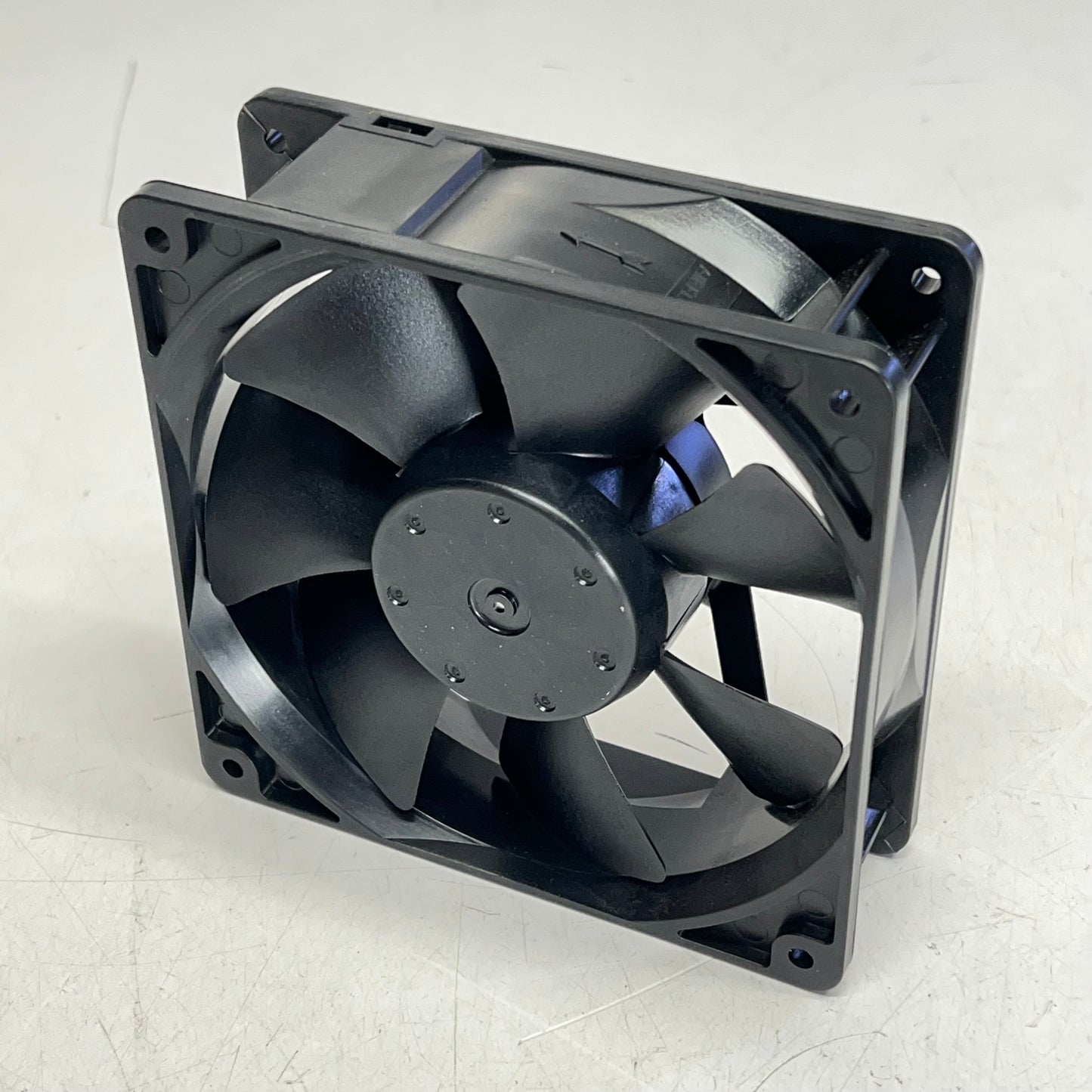 GLOBE MOTORS Wire Leads Fan High Efficiency 24V 180 CFM Black D47-B15A-05T3-100