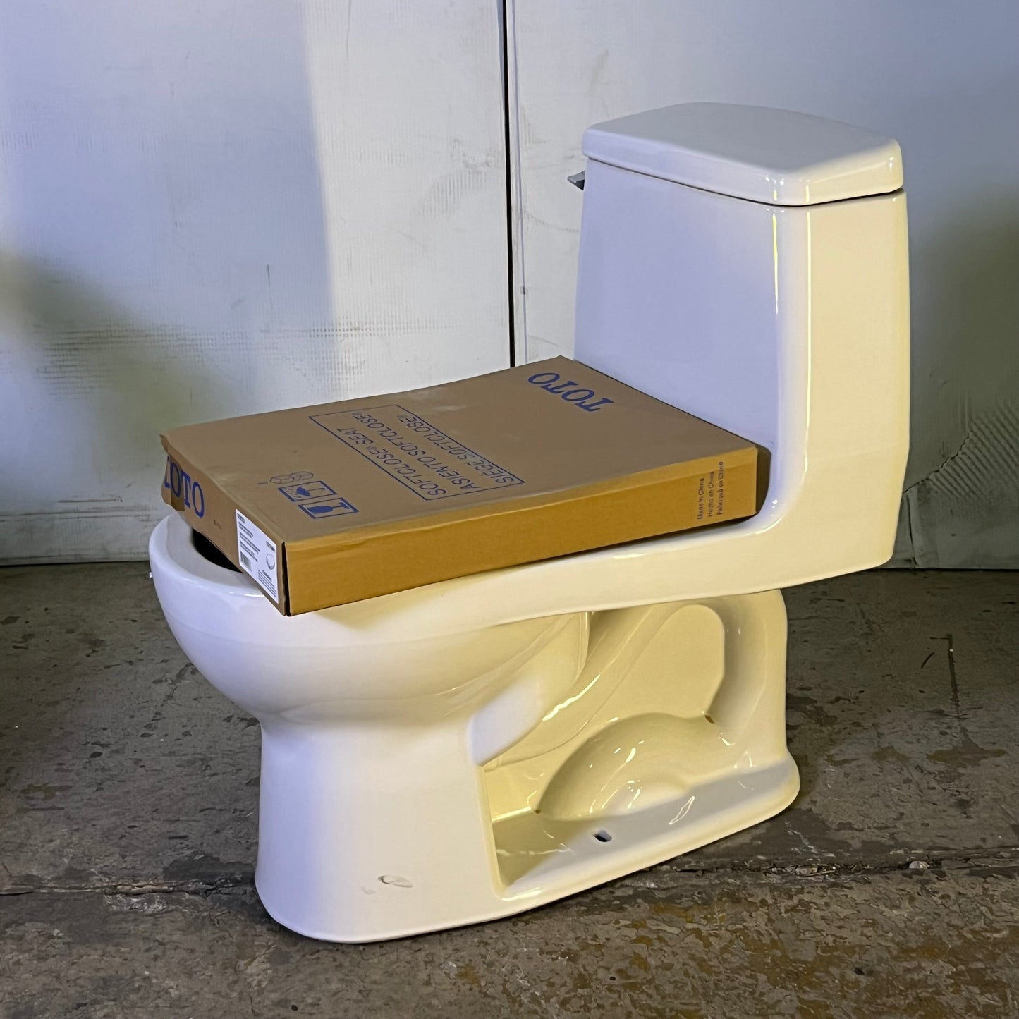 TOTO Ultimate 1 Piece Round Toilet Gravity Flush System 1.6 GPF Cotton MS853113