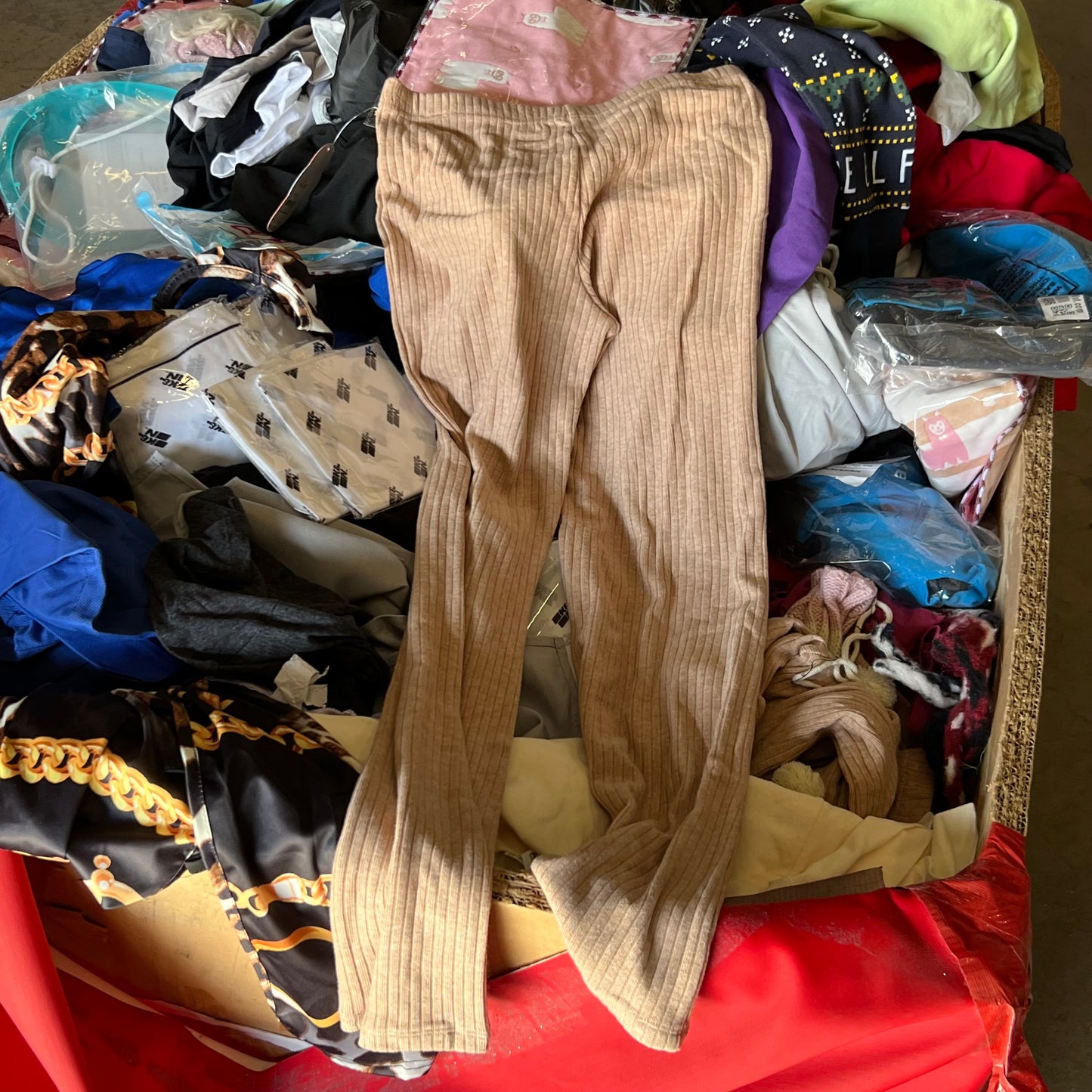ZA@ Pallet of MIXED Men’s, Women’s, & Chidren’s Clothing (AS-IS)