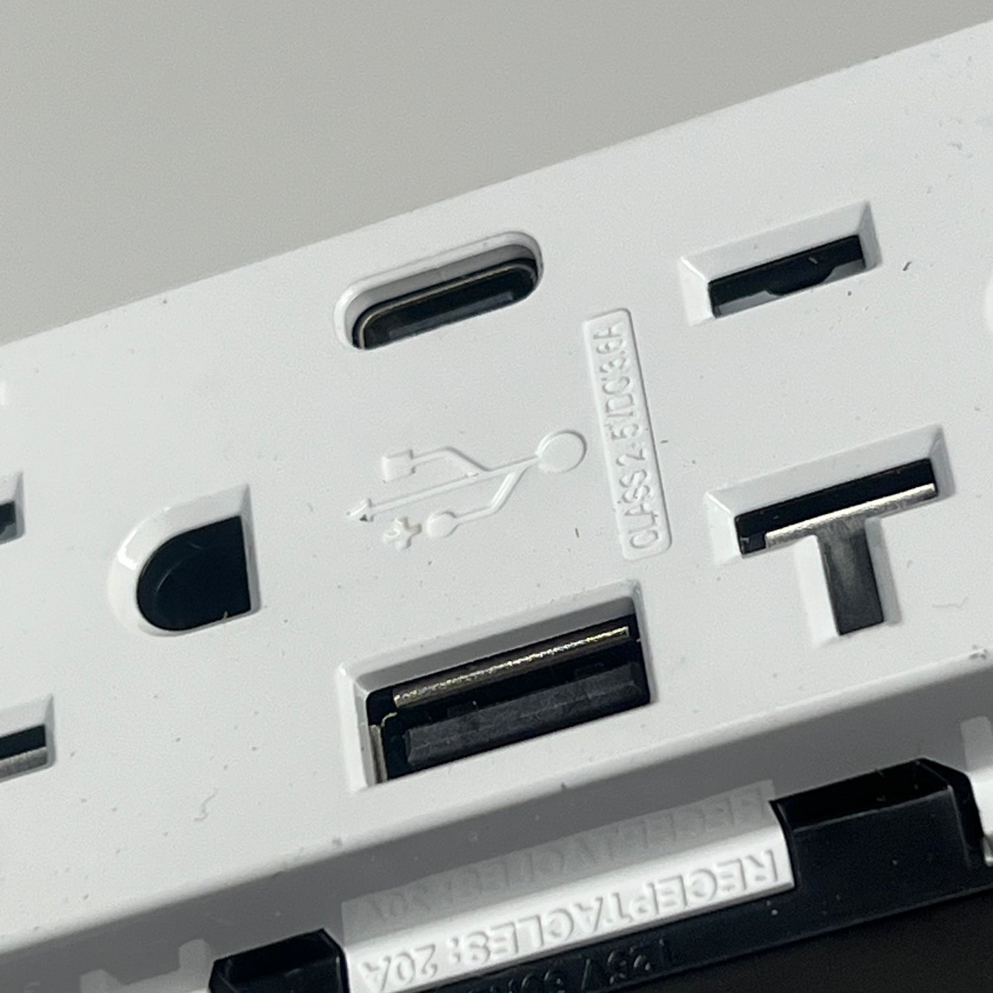 LEVITON Usb Type A/type C Outlet Charger 20a Tamper Resistant Outlet T5838-W