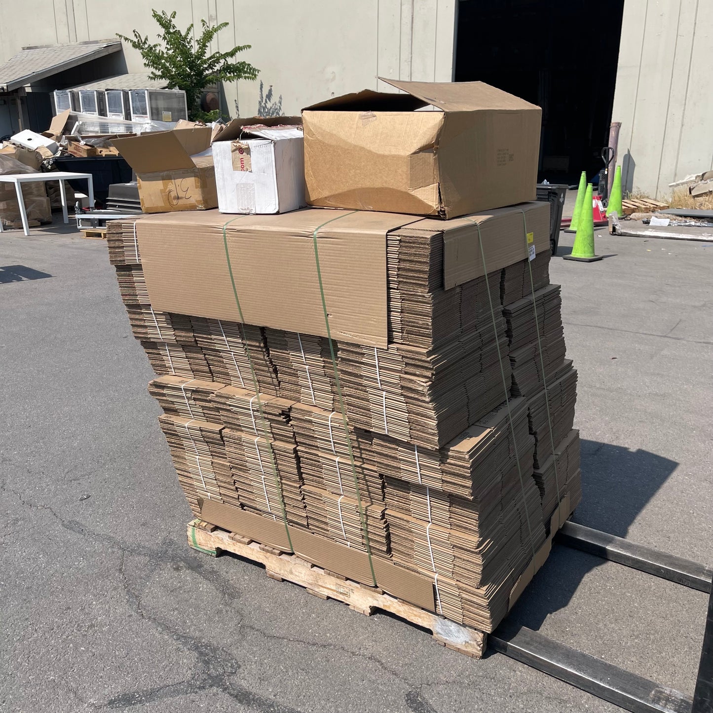 ZA@ Pallet of TARGET Cardboard Boxes, Mailers, & Kraft Paper Packing Tape (AS-IS)