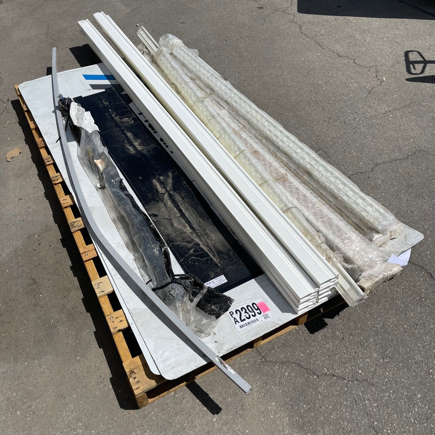 ZA@ Pallet of MIXED Blinds, Aluminum Signs, Trim, Cross Tube Assembly, & More! (AS-IS)