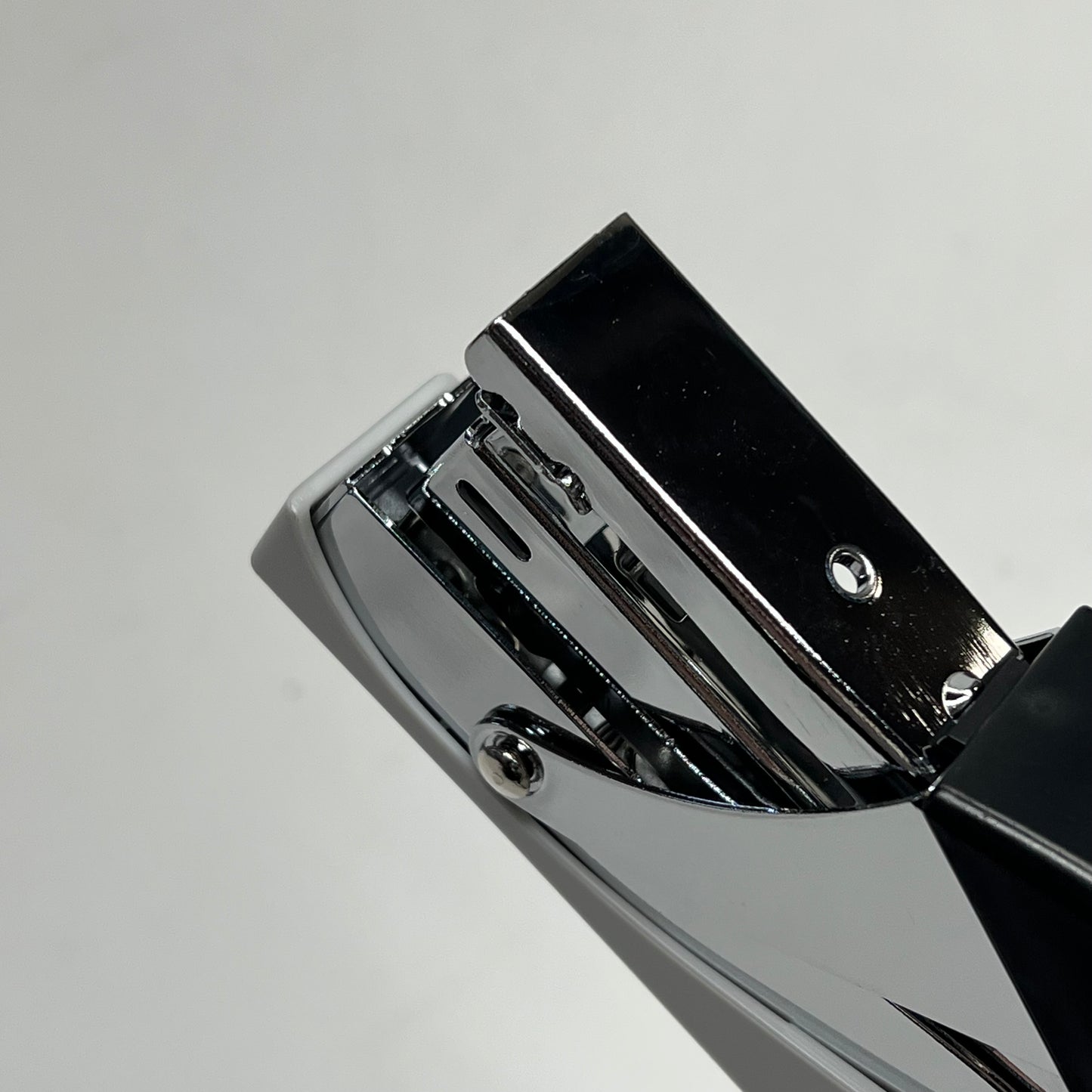 STAPLES Metal Heavy Duty Deluxe Plier Stapler  20 Sheet Cap Grey/Black ST24546
