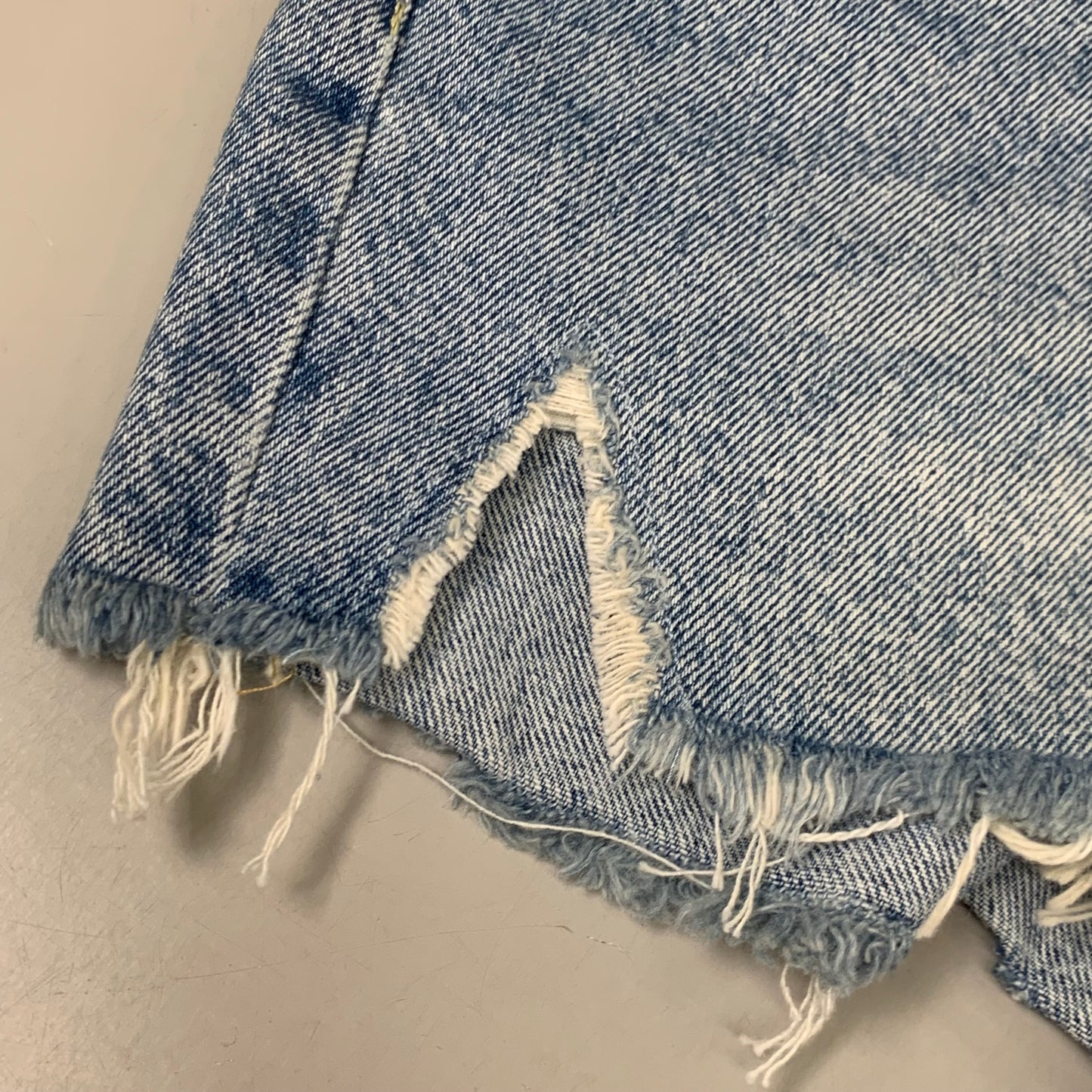 LEVIS 501 Original Fit High Rise Shorts Medium Wash Women's Sz 26 Mega Vibe Blue