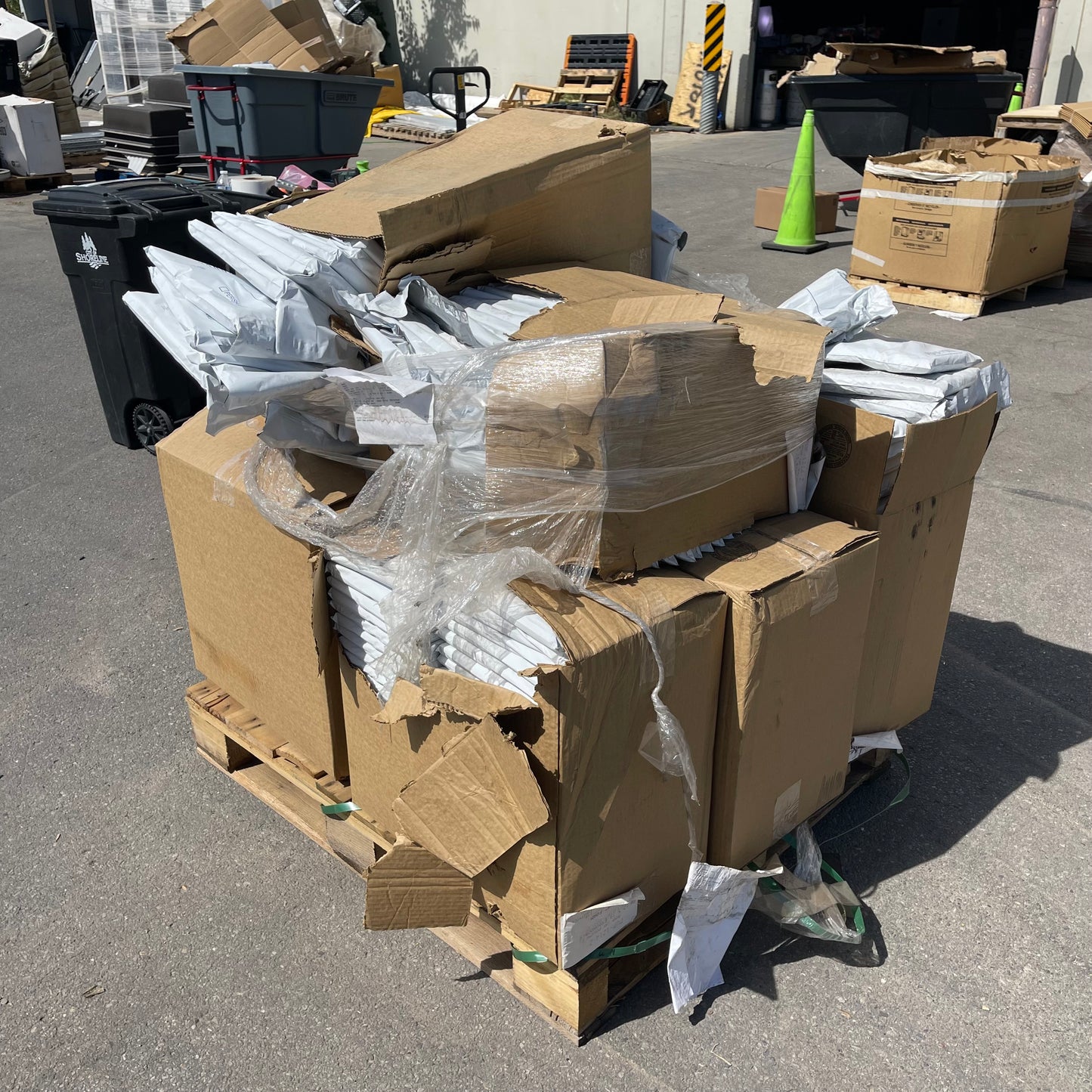 ZA@ Pallet of EVEREST MANUFACTURING Popup Pouch Insulated Mailers 13”x11” (AS-IS)