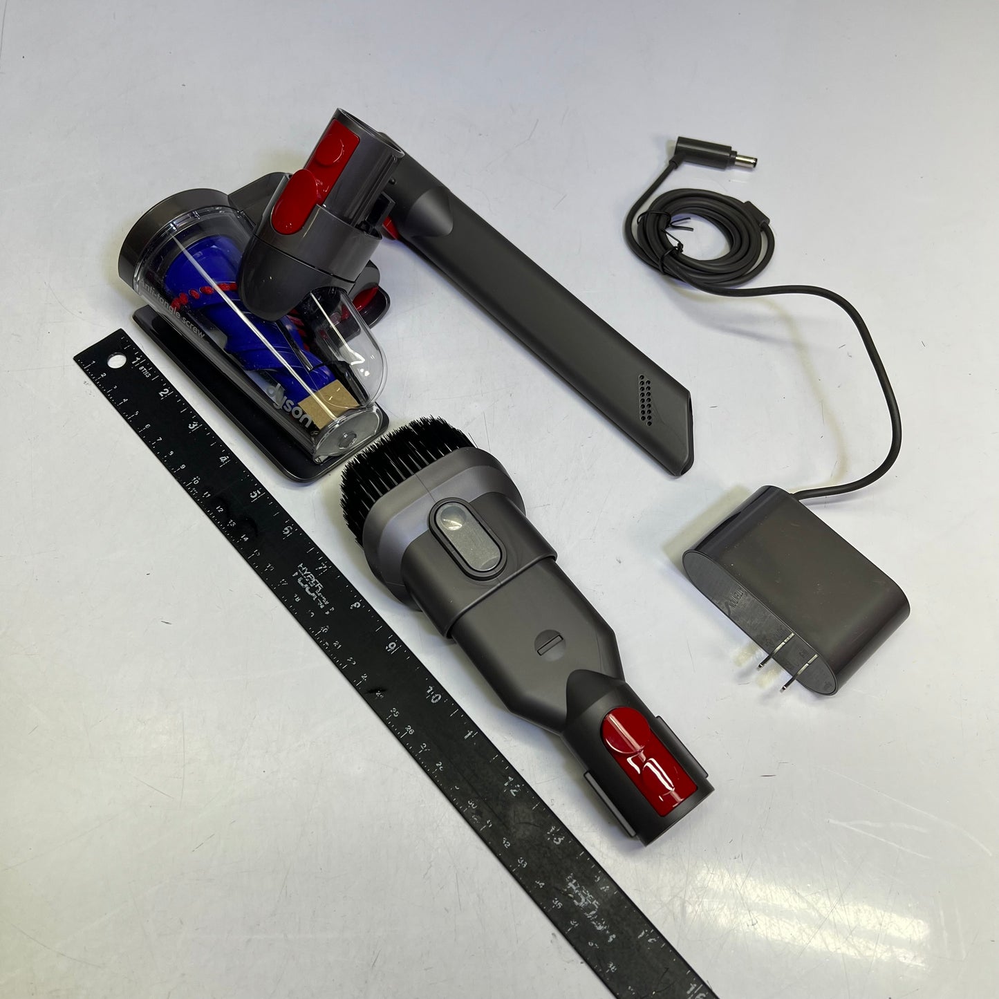 DYSON V8 Cordless Vacuum W/ Attachments 115 Air Watts Suction 400473-011